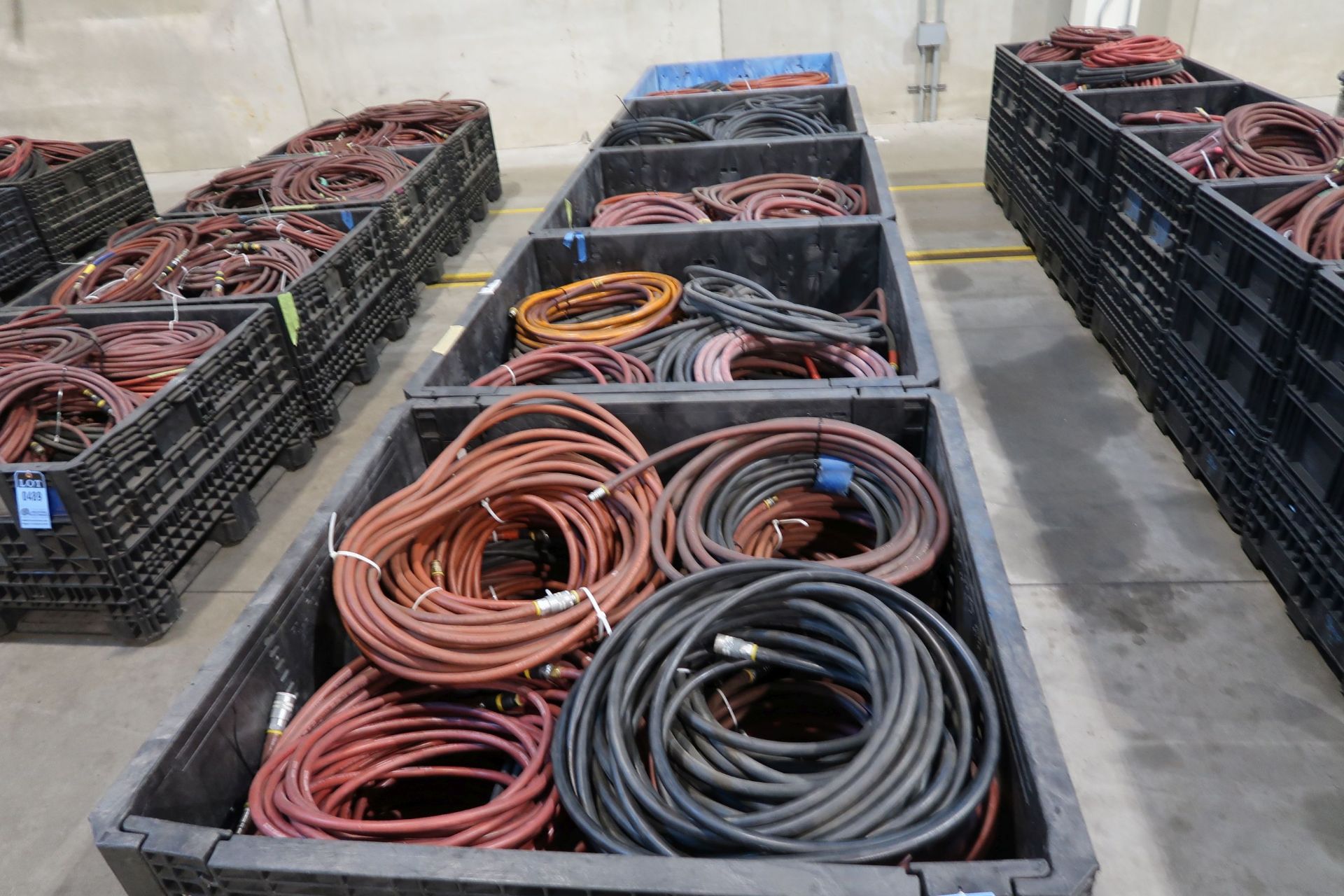 (LOT) MISCELLANEOUS AIR HOSE WITH (5) COLLAPSIBLE TOTES - Image 2 of 2