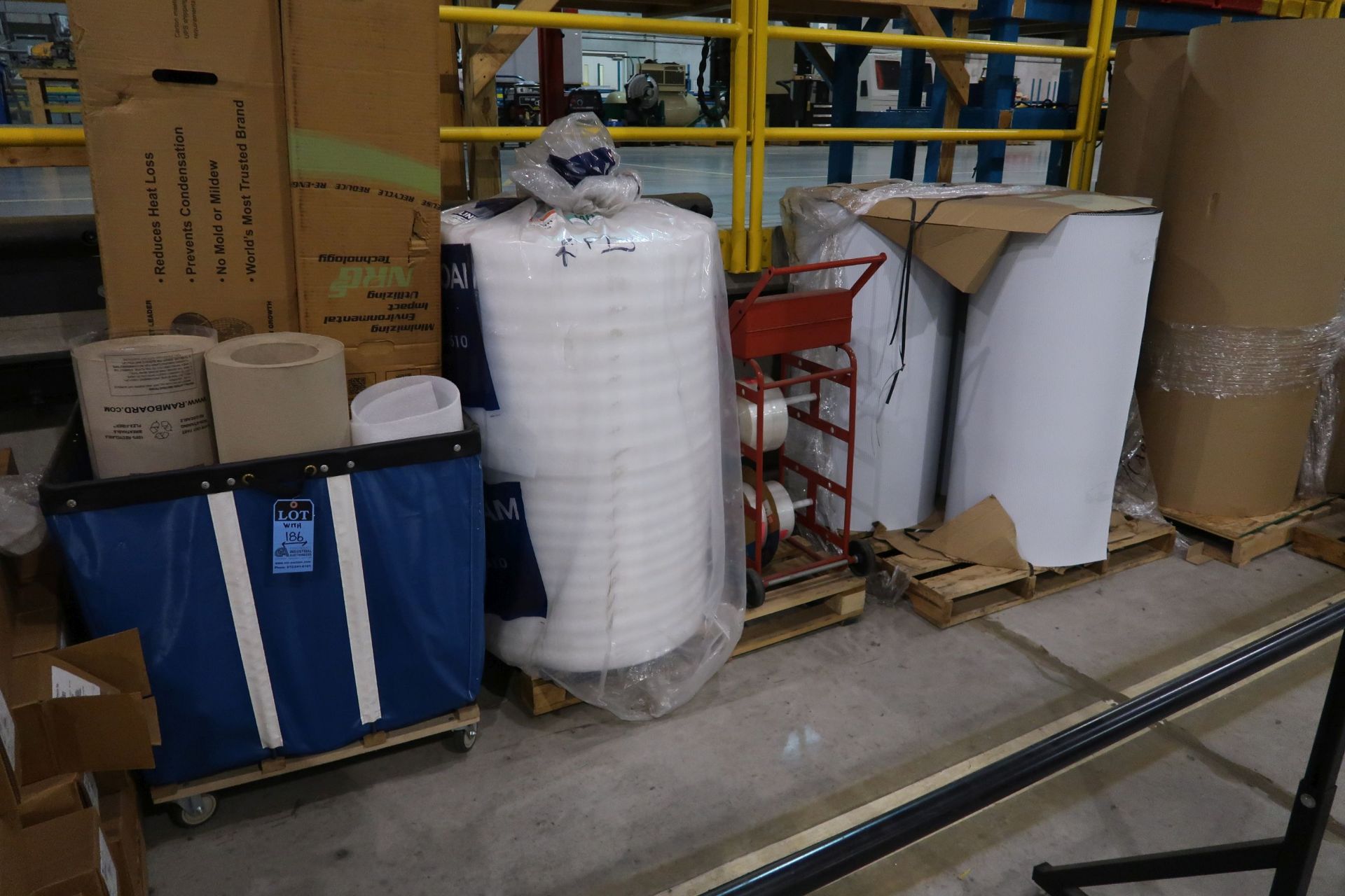 (LOT) LARGE ASSORTMENT SHIPPING MATERIAL - Image 3 of 5