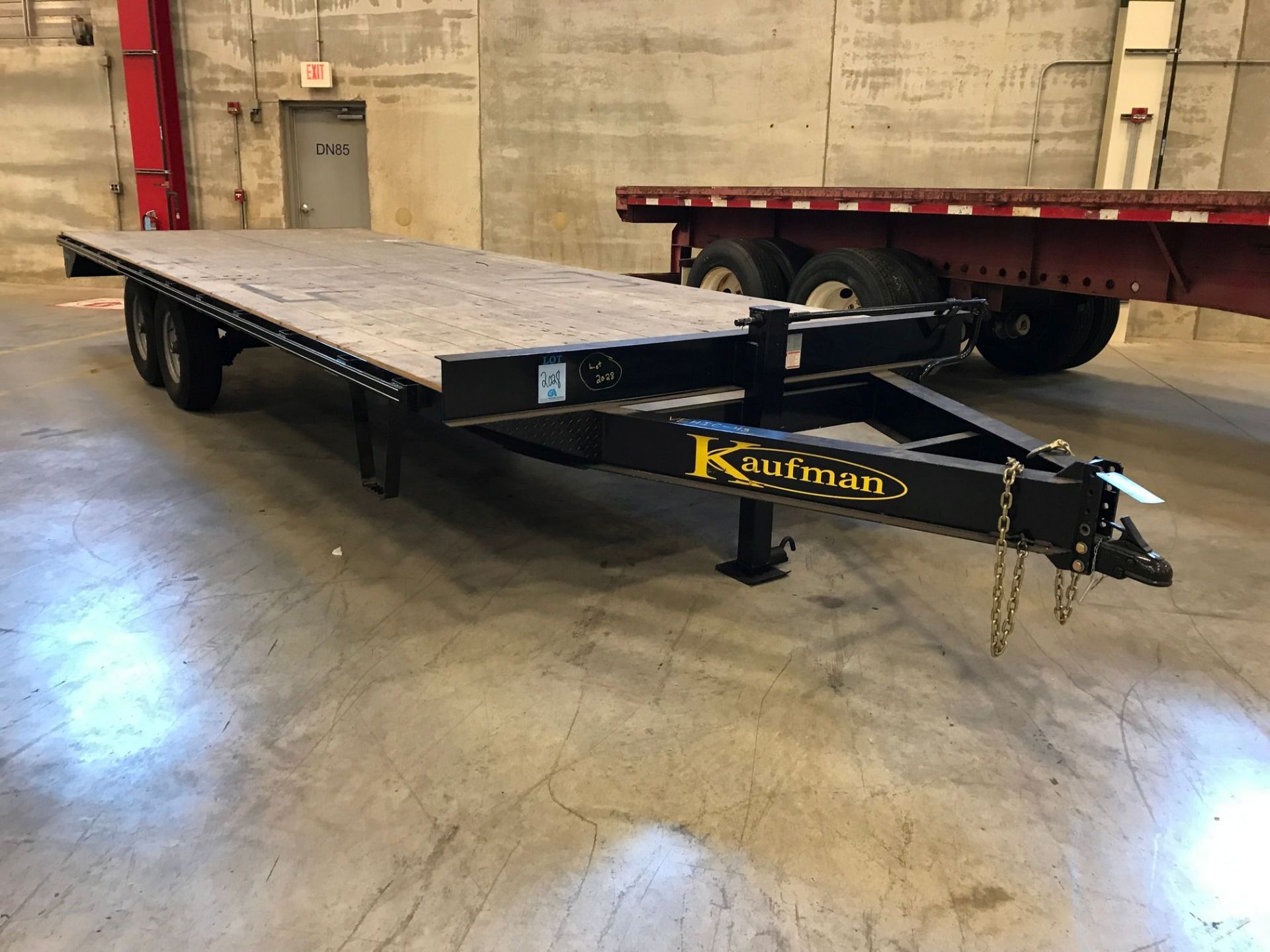 2014 - 22' KAUFMAN MODEL FP-7K-225 DUAL AXLE FLAT BED TRAILER; VIN 5SHFP2224FB000326; FA 70138