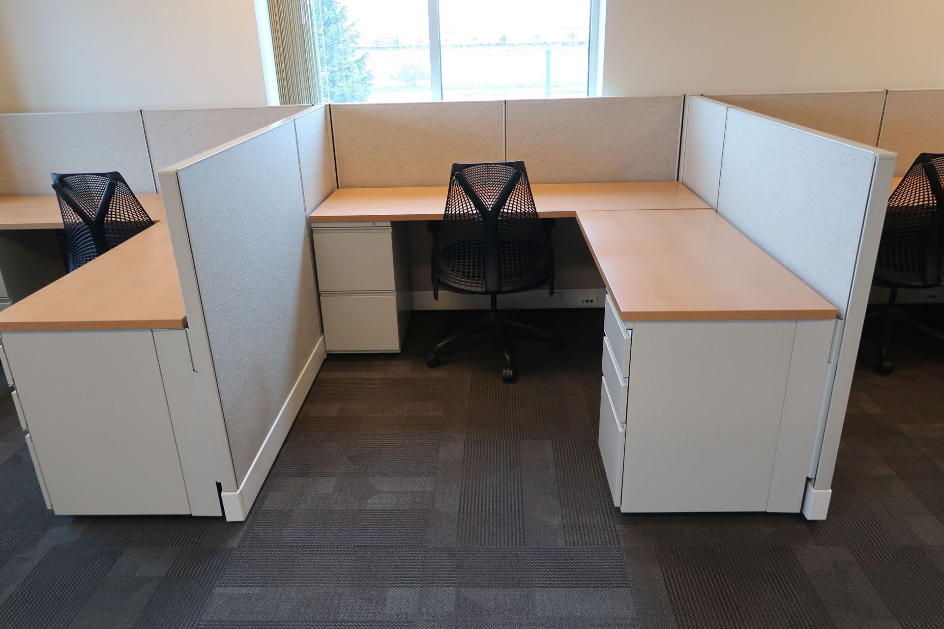 (LOT) 4-PERSON HERMAN MILLER CUBICLE SET 47" HIGH WALLS WITH CHAIRS - Image 4 of 5