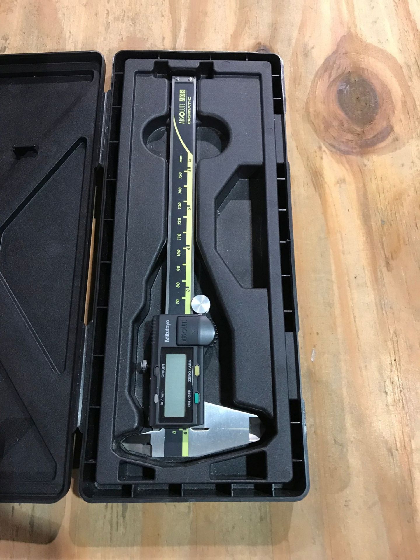 (LOT) CONTAINER OF ASSORTED INSPECTION ITEMS; (11) 12" MITUTOYO DIGITAL CALIPERS, FOWLER CALIPER, ( - Image 6 of 11