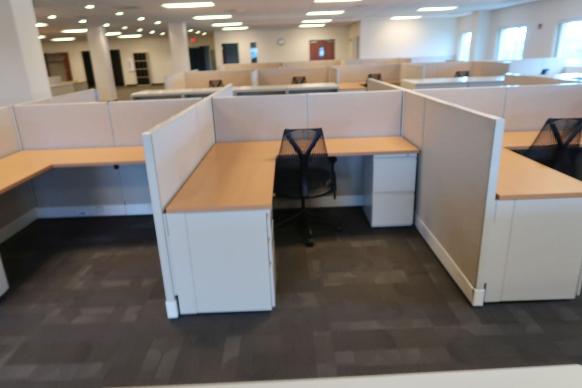 (LOT) 10-PERSON HERMAN MILLER CUBICLE SET 47" HIGH WALLS WITH CHAIRS - Image 8 of 11