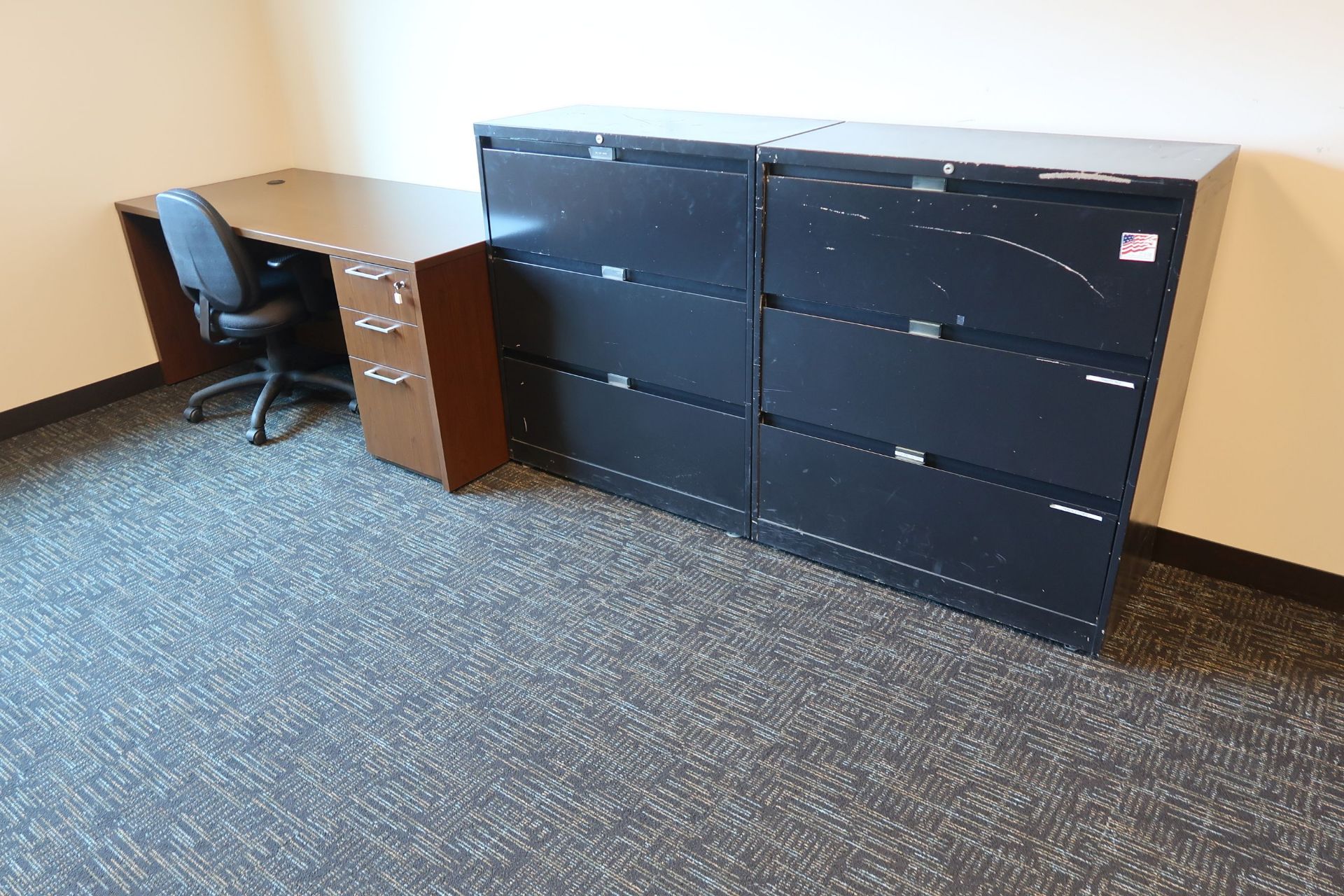 (LOT) CONTENTS OFFICE; (2) TABLES, (2) DESKS, (5) CHAIRS, (6) LATERAL FILES, BOOKCASE, SWINGLINE - Image 6 of 7