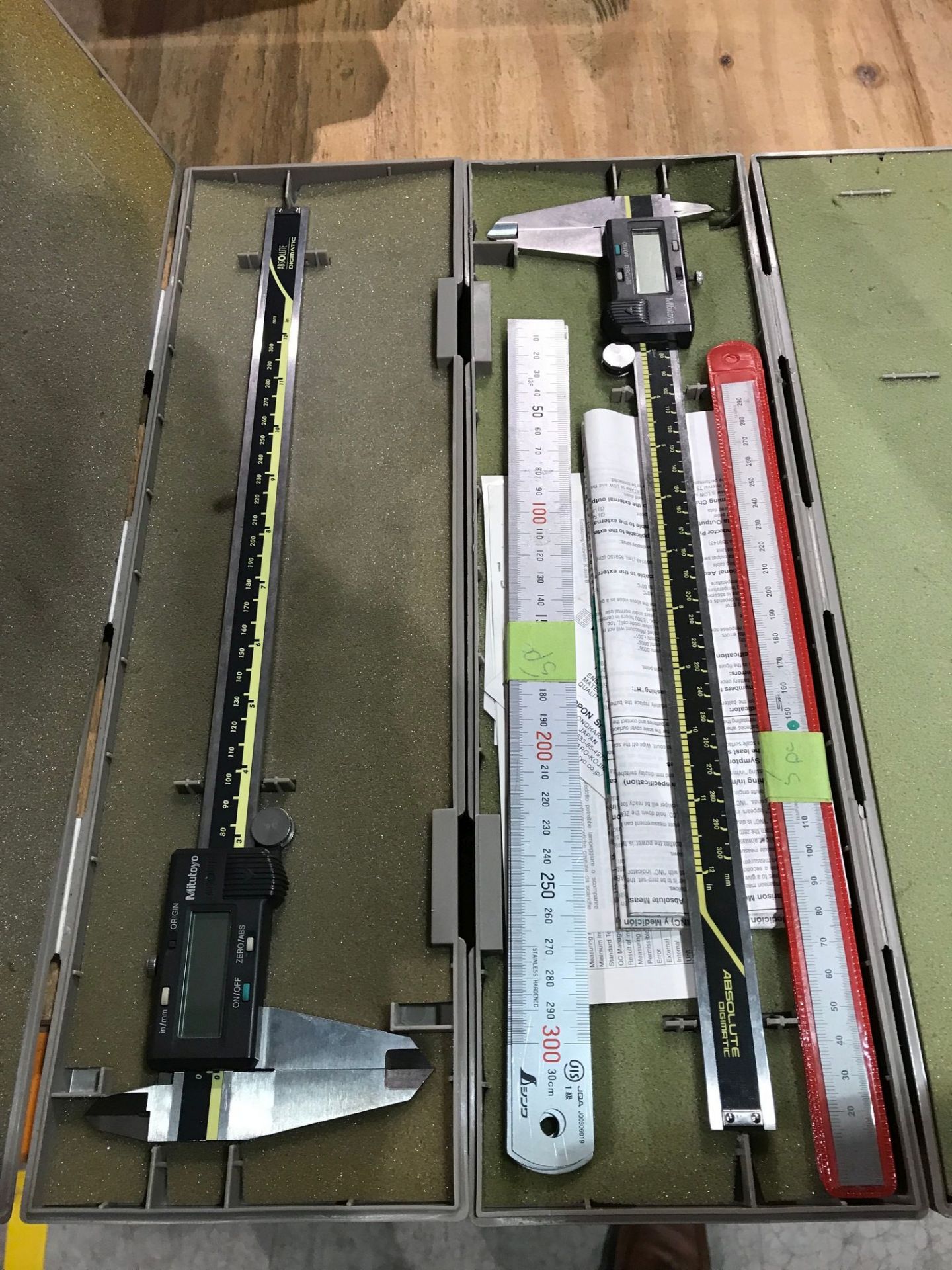 (LOT) CONTAINER OF ASSORTED INSPECTION ITEMS; (11) 12" MITUTOYO DIGITAL CALIPERS, FOWLER CALIPER, ( - Image 9 of 11