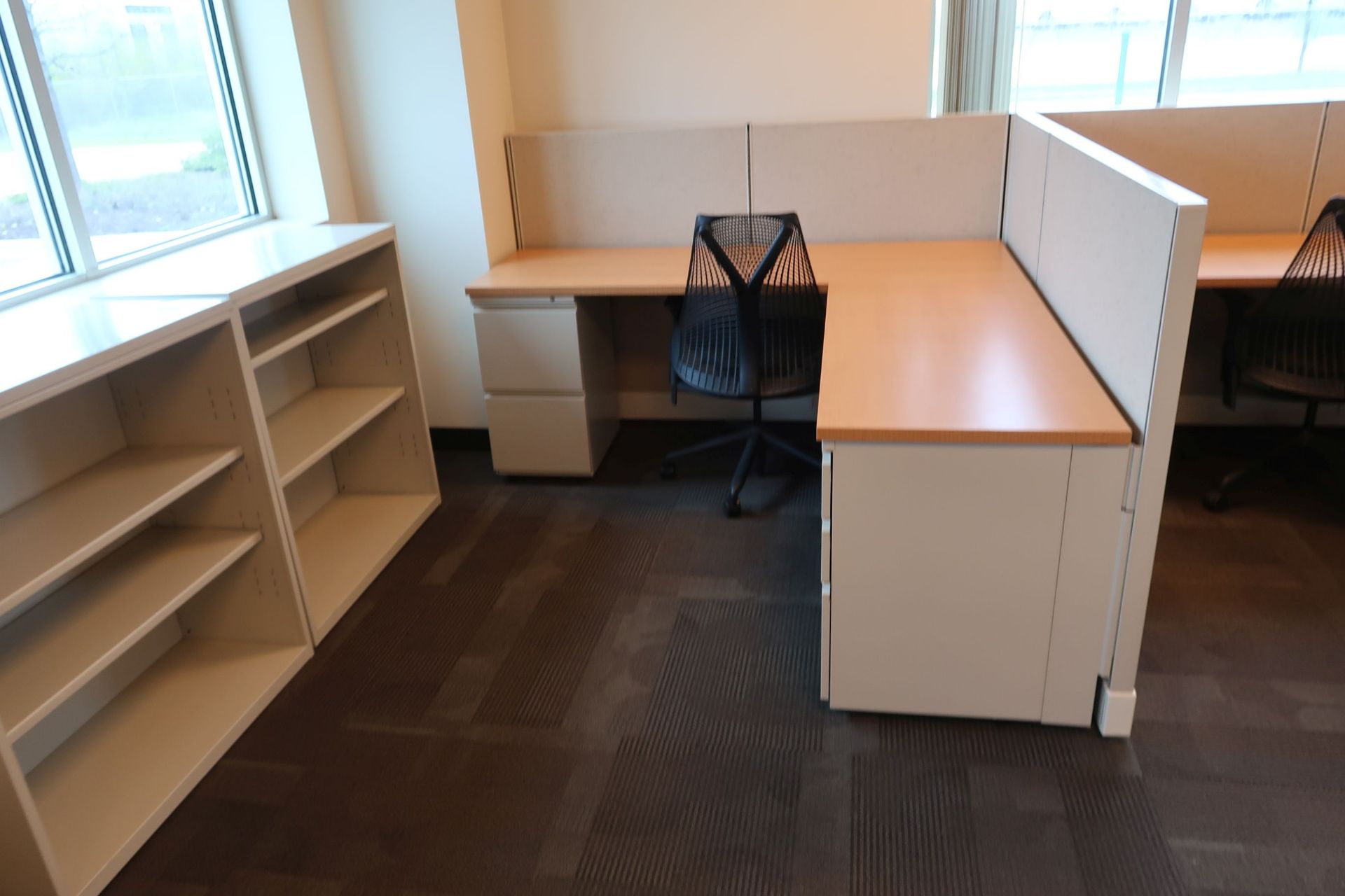 (LOT) 4-PERSON HERMAN MILLER CUBICLE SET 47" HIGH WALLS WITH CHAIRS - Image 5 of 5