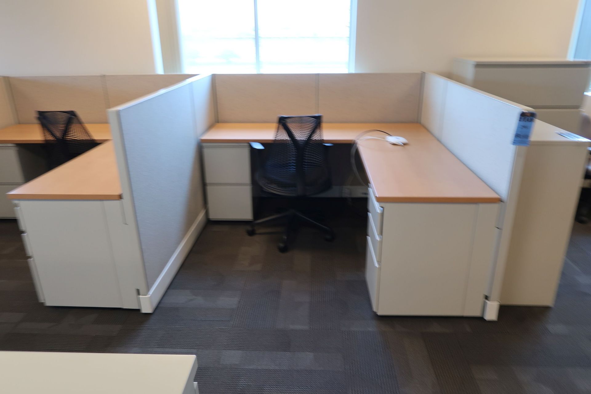 (LOT) 4-PERSON HERMAN MILLER CUBICLE SET 47" HIGH WALLS WITH CHAIRS - Image 2 of 5