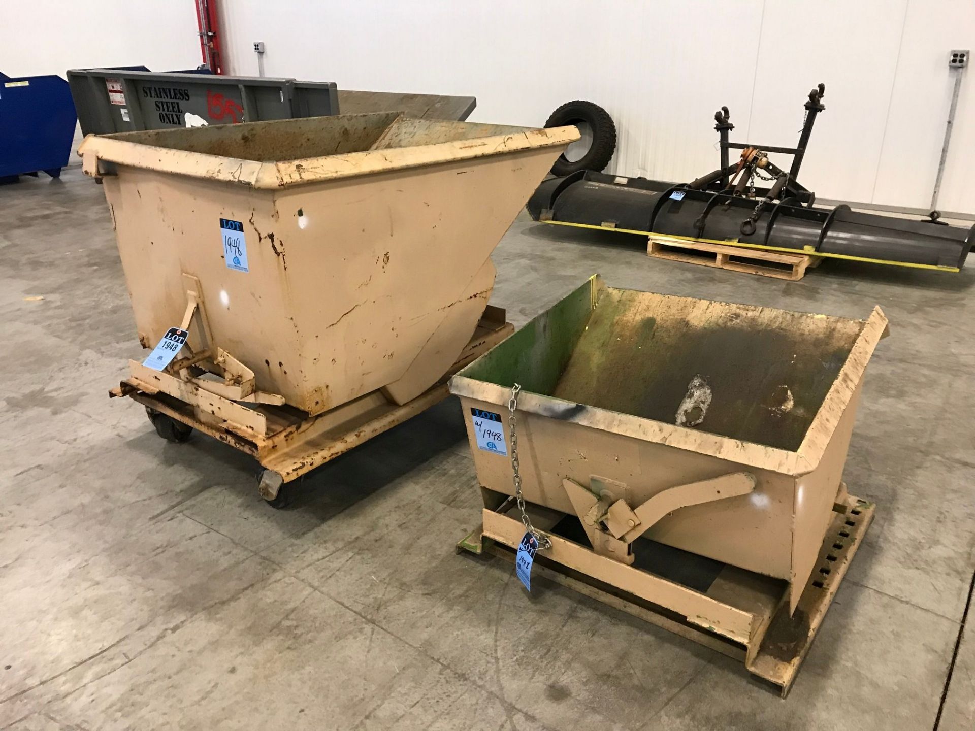 1/2" AND 1" CUBIC YARD SELF DUMPING HOPPERS