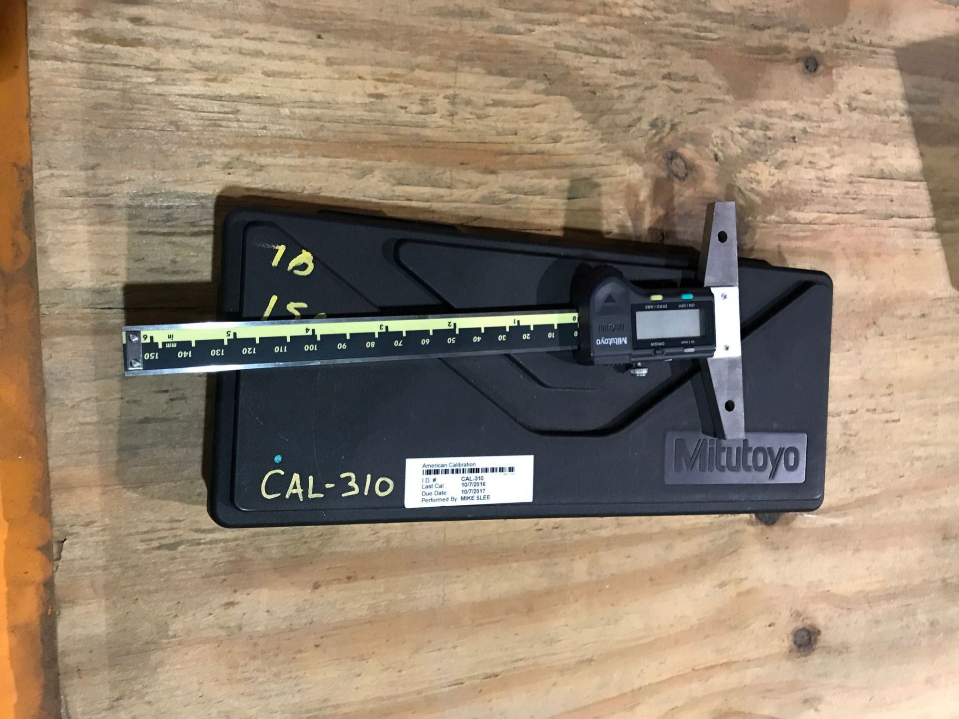 (LOT) CONTAINER OF ASSORTED INSPECTION ITEMS; (11) 12" MITUTOYO DIGITAL CALIPERS, FOWLER CALIPER, ( - Image 5 of 11
