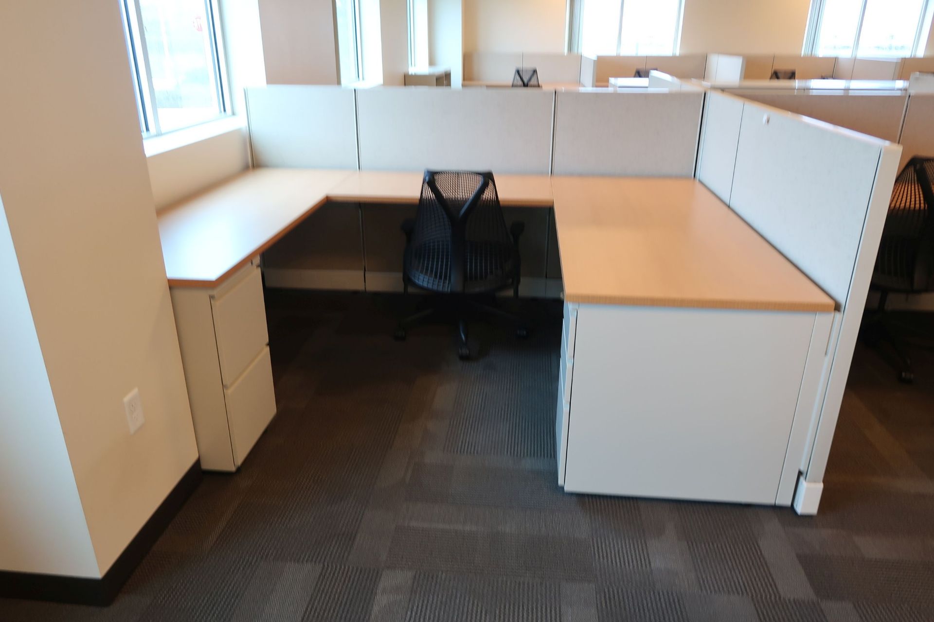 (LOT) 10-PERSON HERMAN MILLER CUBICLE SET 47" HIGH WALLS WITH CHAIRS - Image 6 of 11