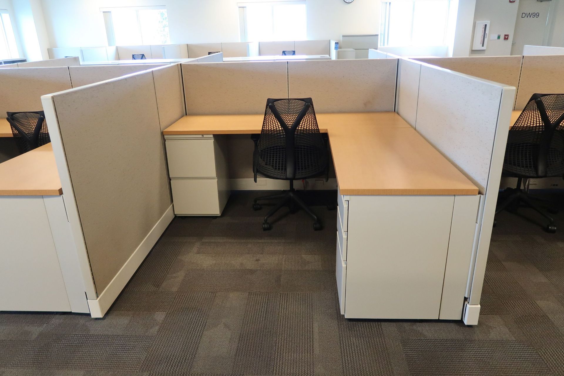 (LOT) 10-PERSON HERMAN MILLER CUBICLE SET 47" HIGH WALLS WITH CHAIRS - Image 3 of 11