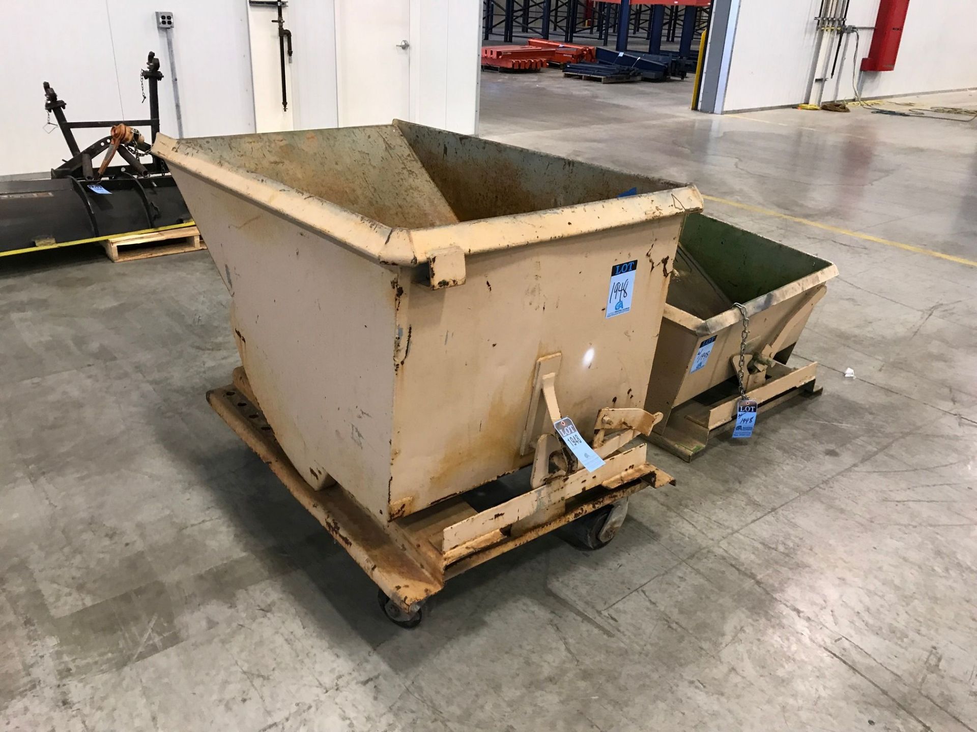 1/2" AND 1" CUBIC YARD SELF DUMPING HOPPERS - Image 2 of 4