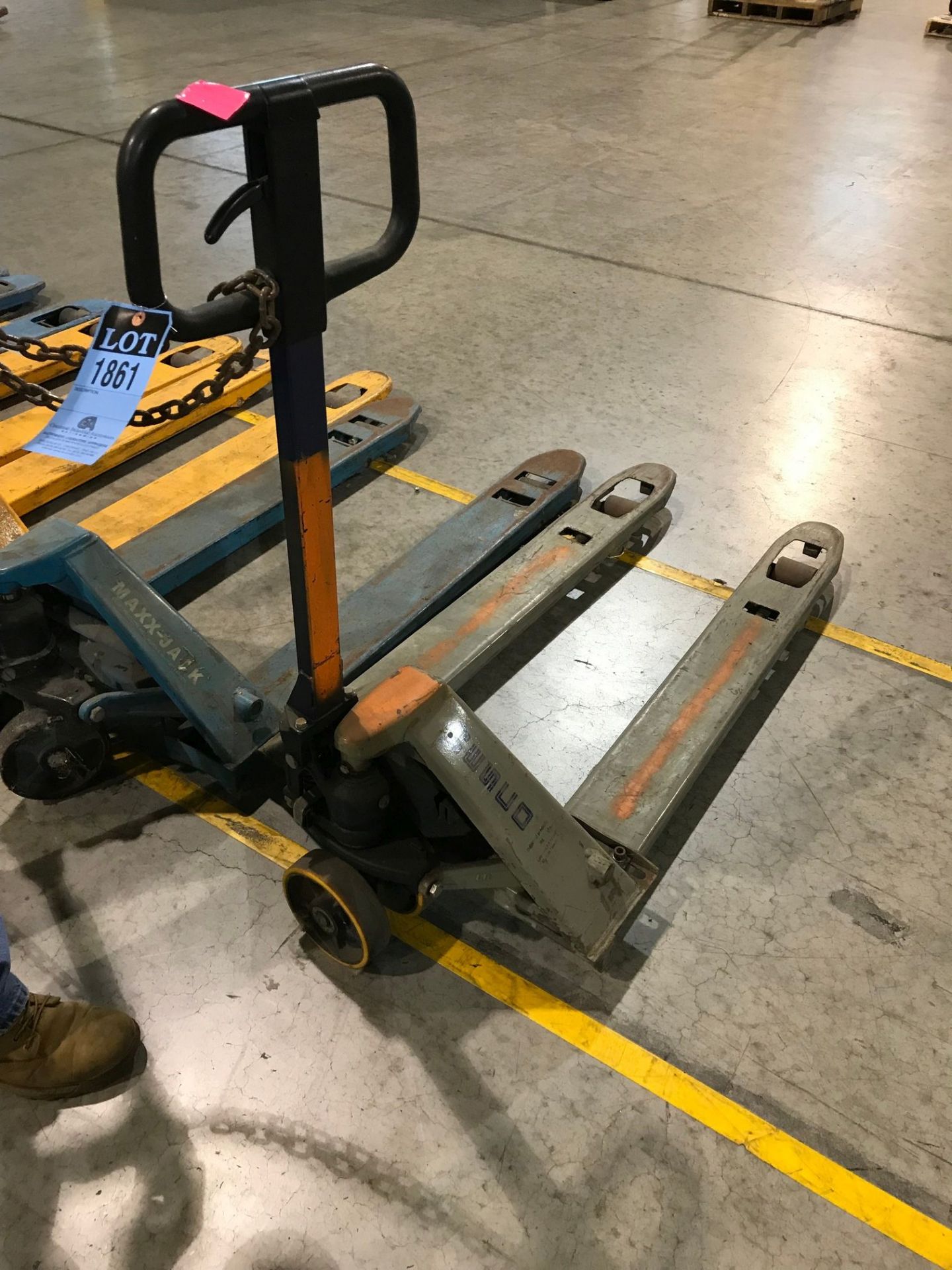 5,500 LB. HYDRAULIC PALLET TRUCK