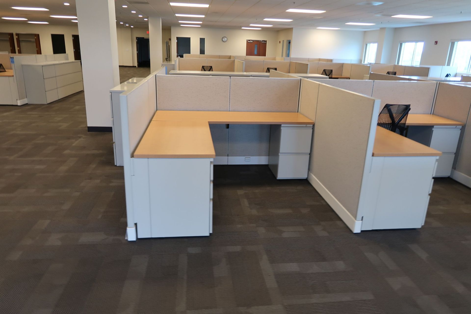 (LOT) 10-PERSON HERMAN MILLER CUBICLE SET 47" HIGH WALLS WITH CHAIRS - Image 7 of 11