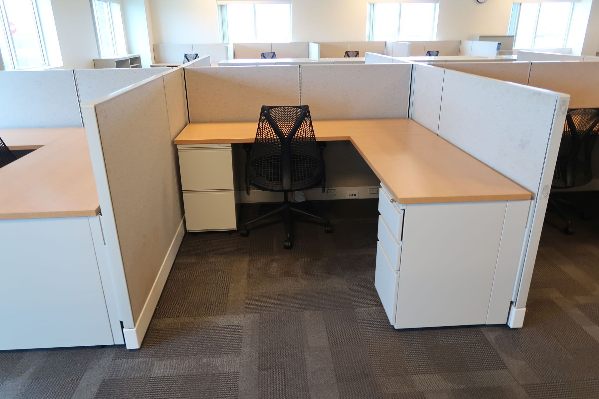 (LOT) 10-PERSON HERMAN MILLER CUBICLE SET 47" HIGH WALLS WITH CHAIRS - Image 5 of 11