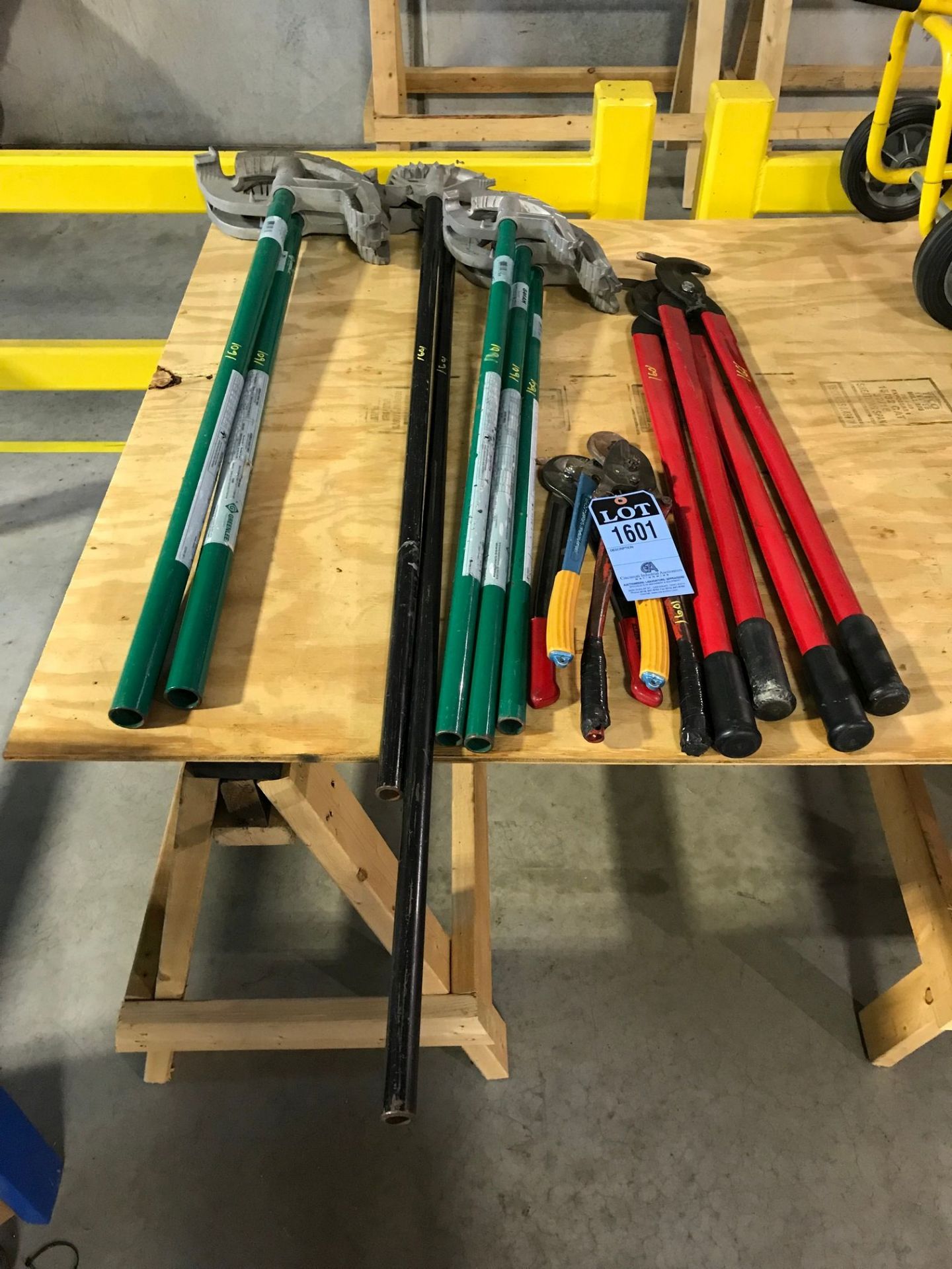 (LOT) MANUAL CONDUIT BENDERS AND CABLE CUTTERS