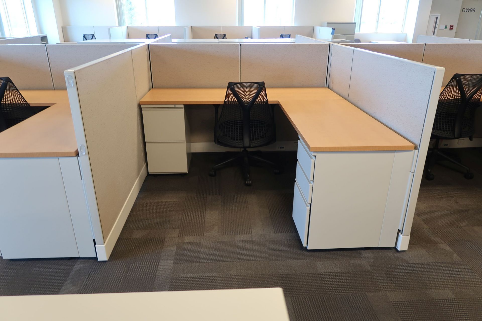 (LOT) 10-PERSON HERMAN MILLER CUBICLE SET 47" HIGH WALLS WITH CHAIRS - Image 4 of 11