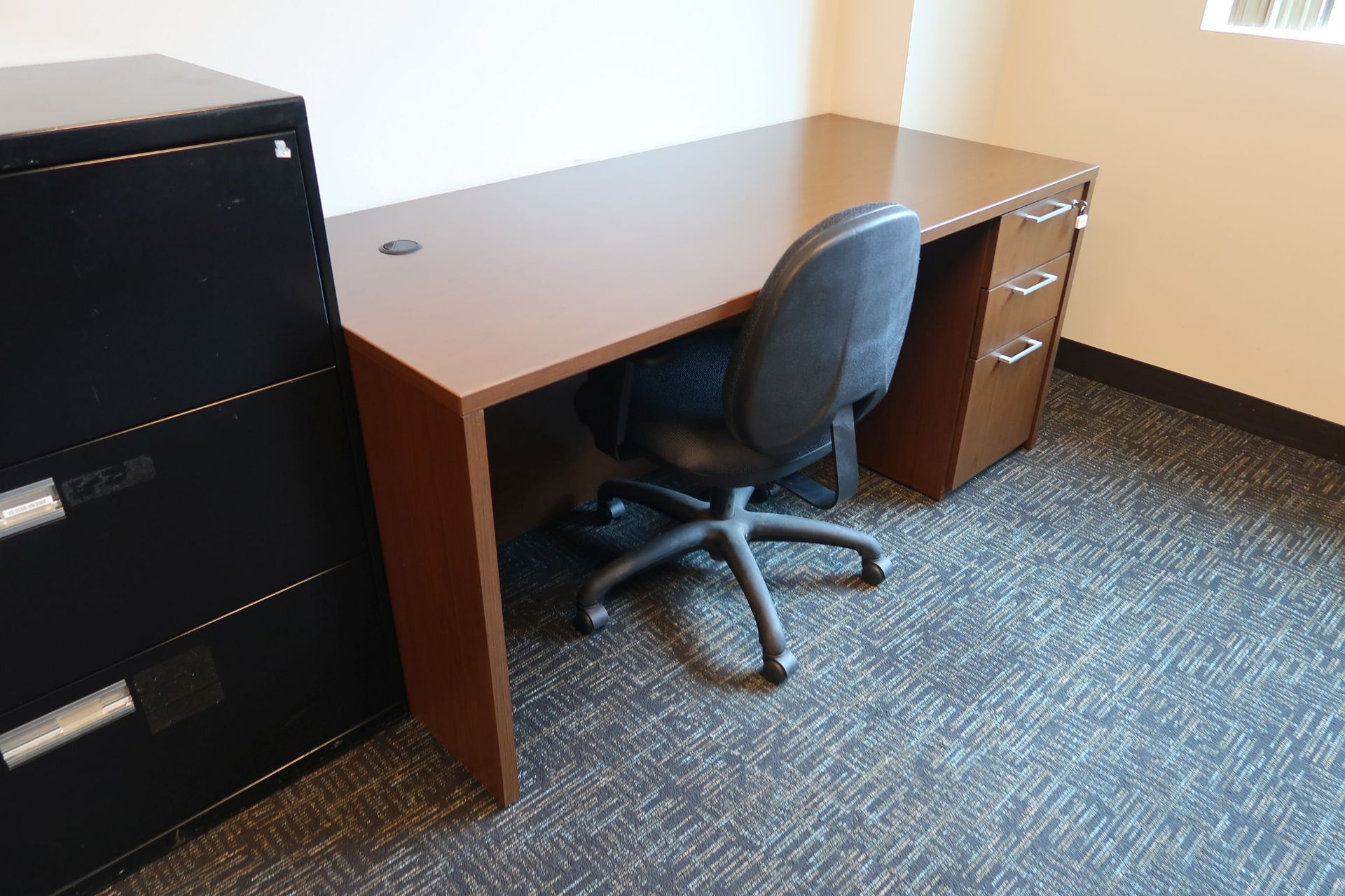 (LOT) CONTENTS OFFICE; (2) TABLES, (2) DESKS, (5) CHAIRS, (6) LATERAL FILES, BOOKCASE, SWINGLINE - Image 5 of 7