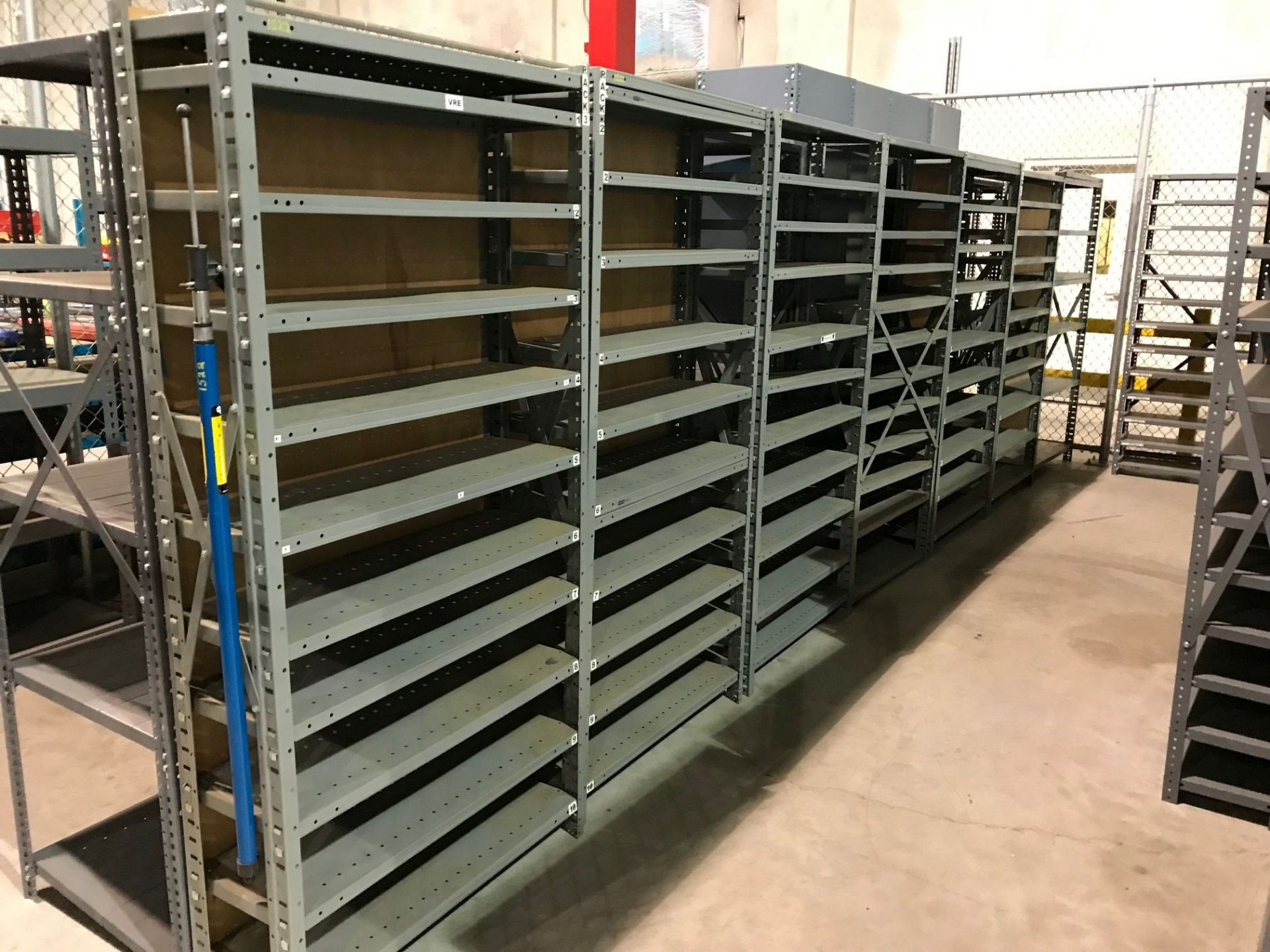 (LOT) STEEL SHELVING IN CRIB ENCLOSURE APPROX. (30) VARIOUS SIZE SECTIONS - Image 3 of 5