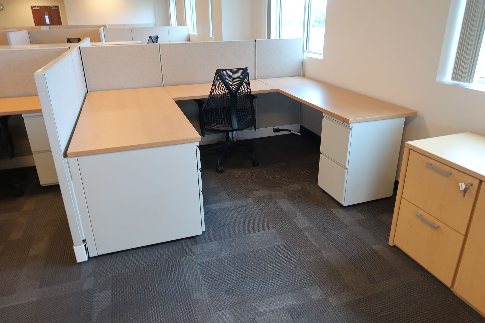 (LOT) 10-PERSON HERMAN MILLER CUBICLE SET 47" HIGH WALLS WITH CHAIRS - Image 11 of 11