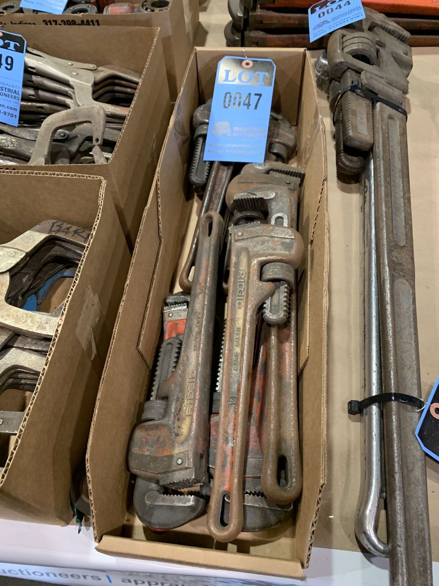 (LOT) VARIOUS SIZE PIPE WRENCHES