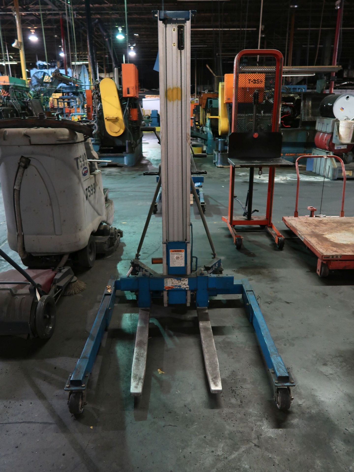 1,000 LB. GENIE MODEL SLA-5 PORTABLE MANUAL MATERIAL LIFT; S/N SLA02-17442 - Image 2 of 3