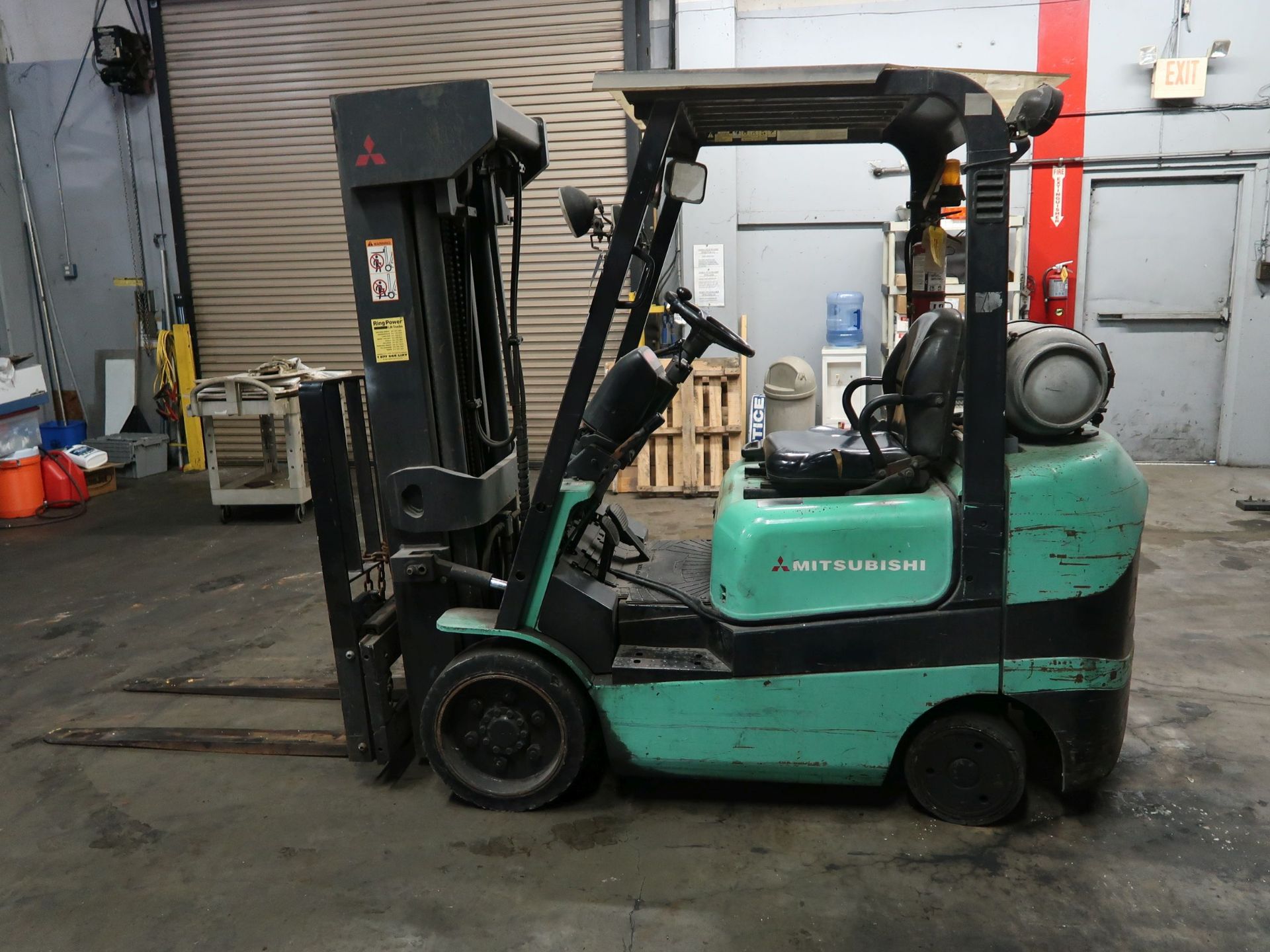 5,000 LB. MITSUBISHI MODEL FGC25K LP GAS SOLID TIRE LIFT TRUCK; S/N AF82E00369, 4-STAGE MAST, 81" - Image 8 of 11