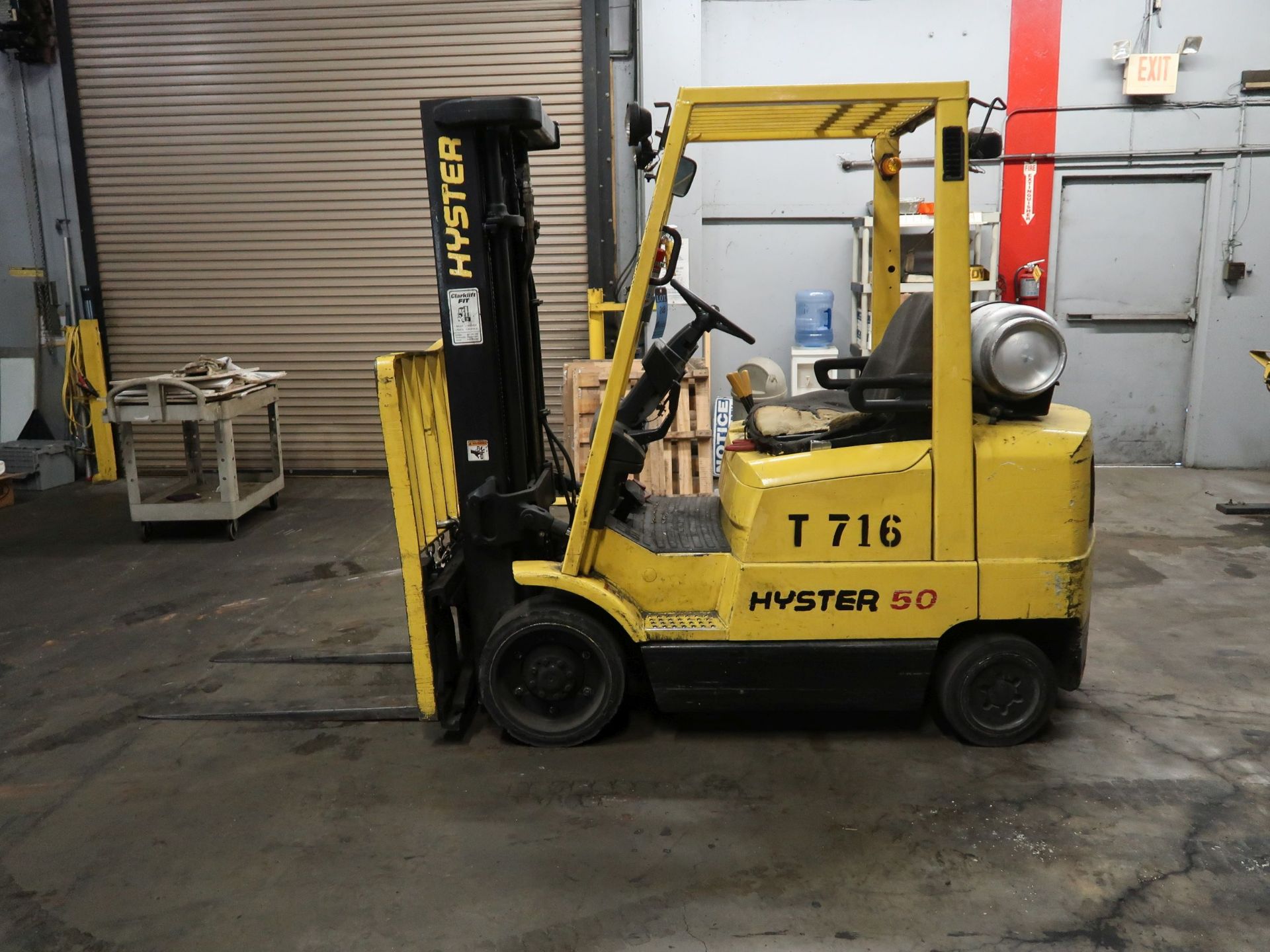 5,000 LB. HYSTER MODEL S50XM LP GAS SOLID TIRE LIFT TRUCK; S/N D187V15809W, 3-STAGE MAST, 81" MAST - Image 8 of 11