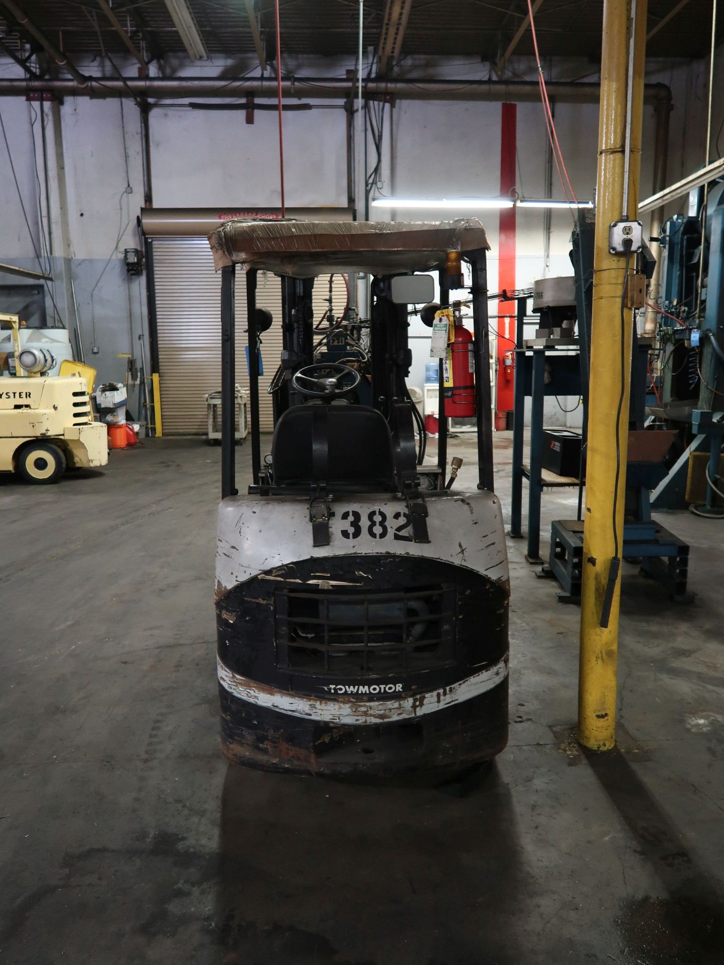 5,000 LB. TOW MOTOR MODEL TGC25 LP GAS SOLID TIRE LIFT TRUCK; S/N AXS2D00275, 3-STAGE MAST, 81" MAST - Image 4 of 6