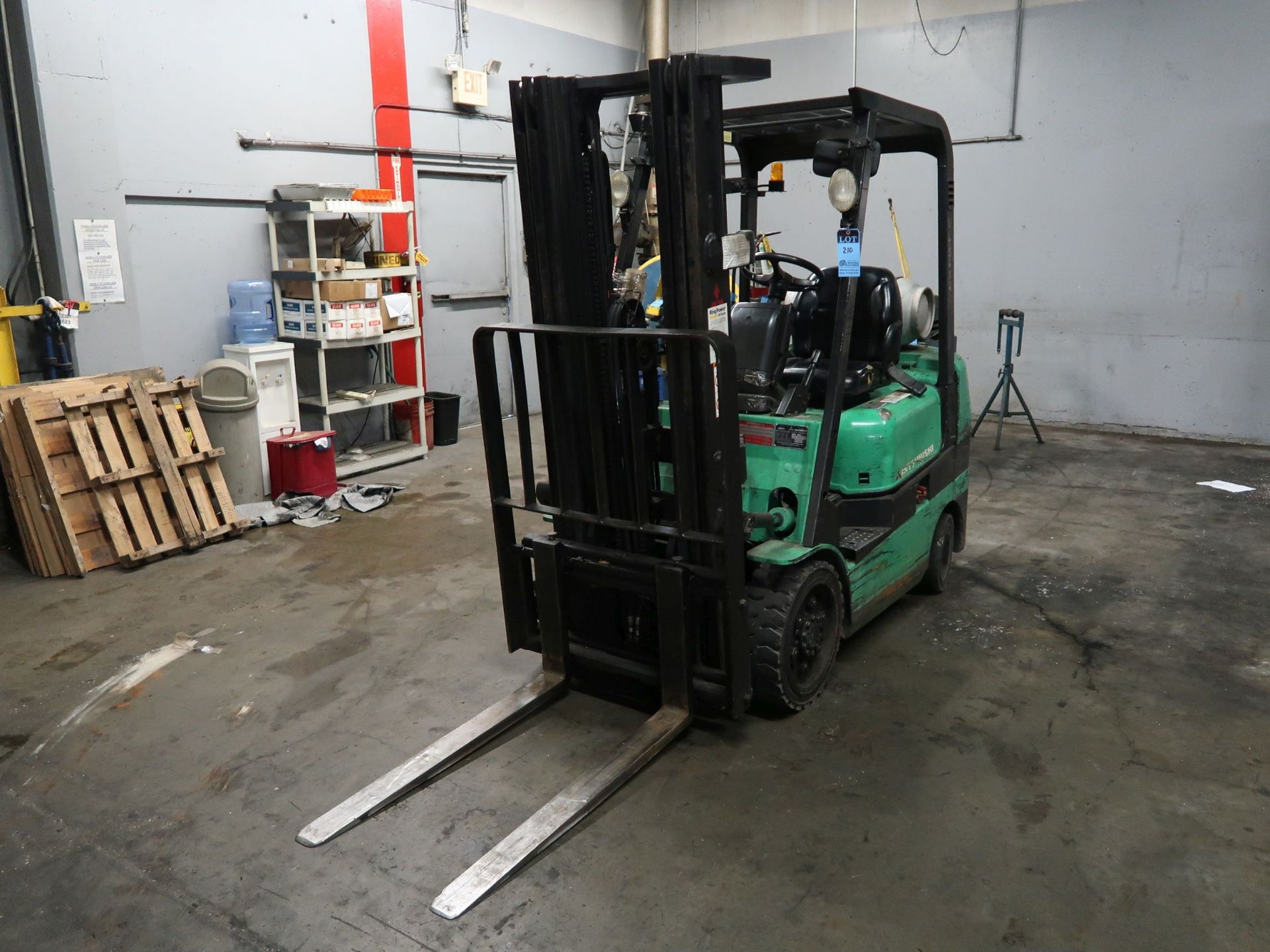 5,000 LB. MITSUBISHI MODEL FGC25K LP GAS SOLID TIRE LIFT TRUCK; S/N AF82090263, 3-STAGE MAST, 81"