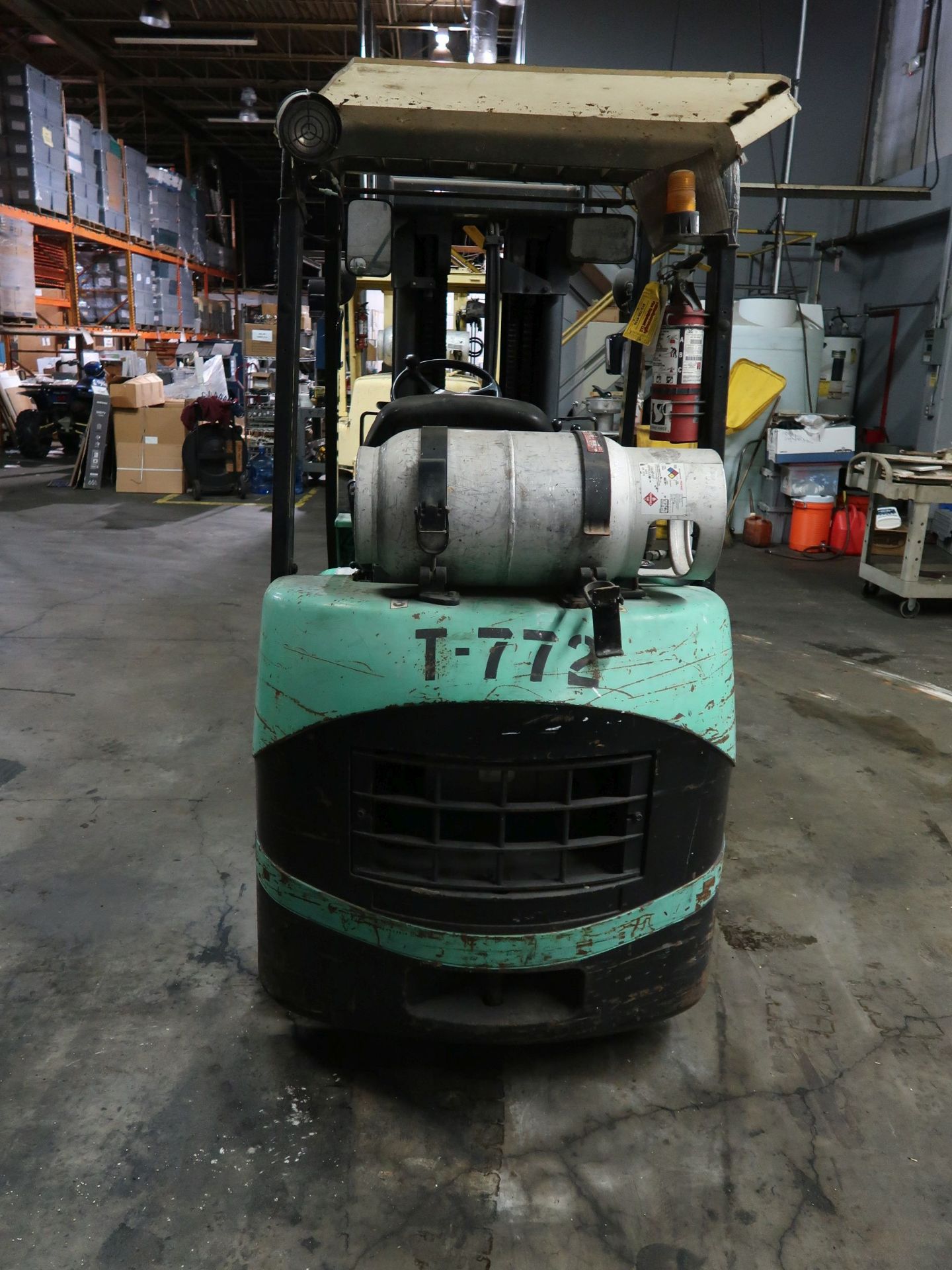 5,000 LB. MITSUBISHI MODEL FGC25K LP GAS SOLID TIRE LIFT TRUCK; S/N AF82E00369, 4-STAGE MAST, 81" - Image 6 of 11