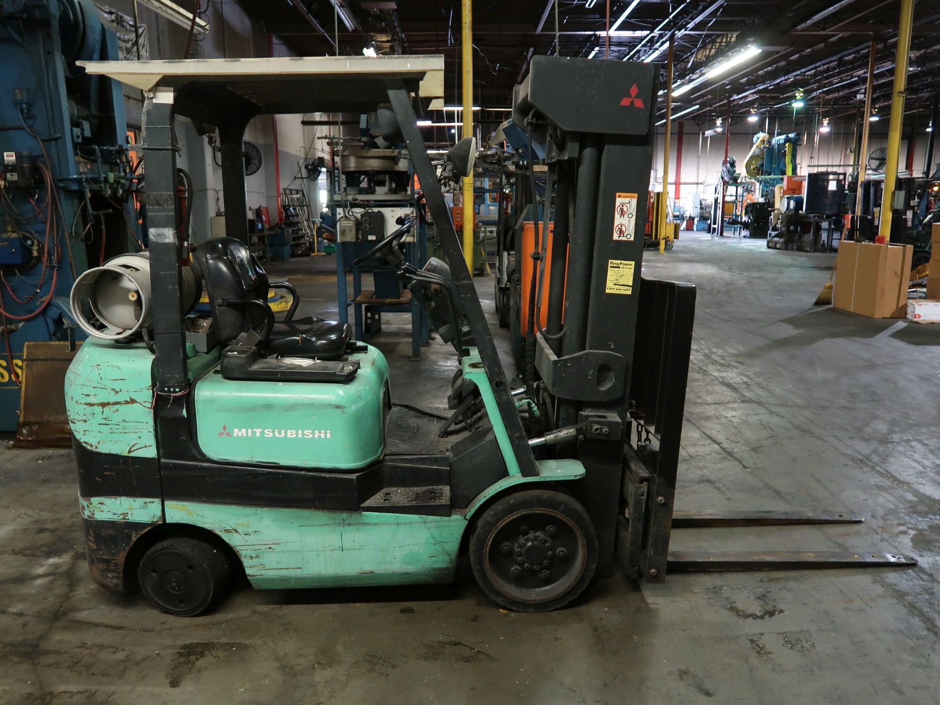 5,000 LB. MITSUBISHI MODEL FGC25K LP GAS SOLID TIRE LIFT TRUCK; S/N AF82E00369, 4-STAGE MAST, 81" - Image 4 of 11