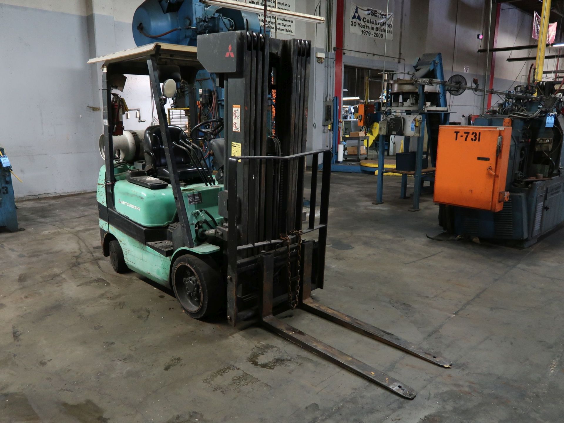 5,000 LB. MITSUBISHI MODEL FGC25K LP GAS SOLID TIRE LIFT TRUCK; S/N AF82E00369, 4-STAGE MAST, 81" - Image 3 of 11