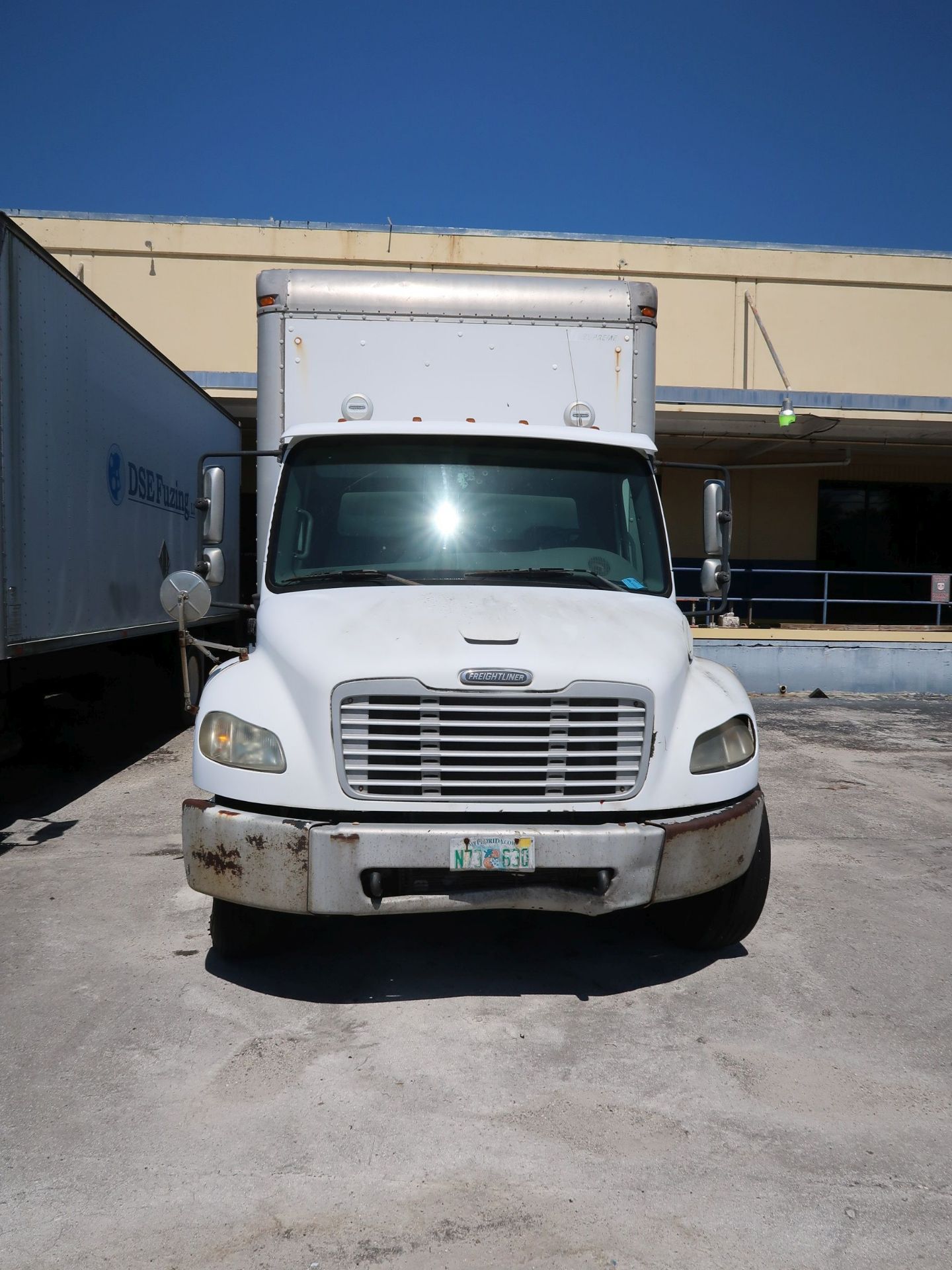 2005 FREIGHTLINER BUSINESS CLASS M2 GASOLINE POWERED TANDEM AXLE 25' BOX TRUCK; VIN # - Image 2 of 7