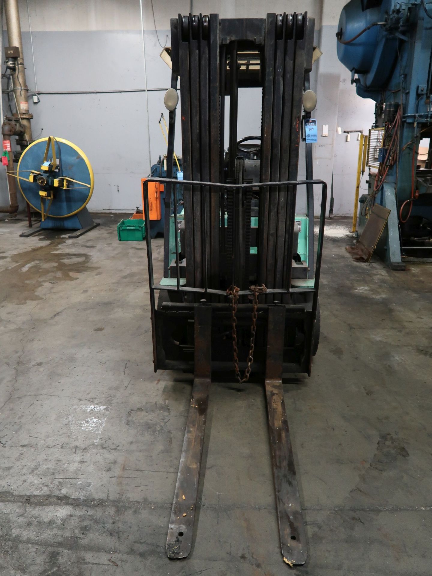 5,000 LB. MITSUBISHI MODEL FGC25K LP GAS SOLID TIRE LIFT TRUCK; S/N AF82E00369, 4-STAGE MAST, 81" - Image 2 of 11