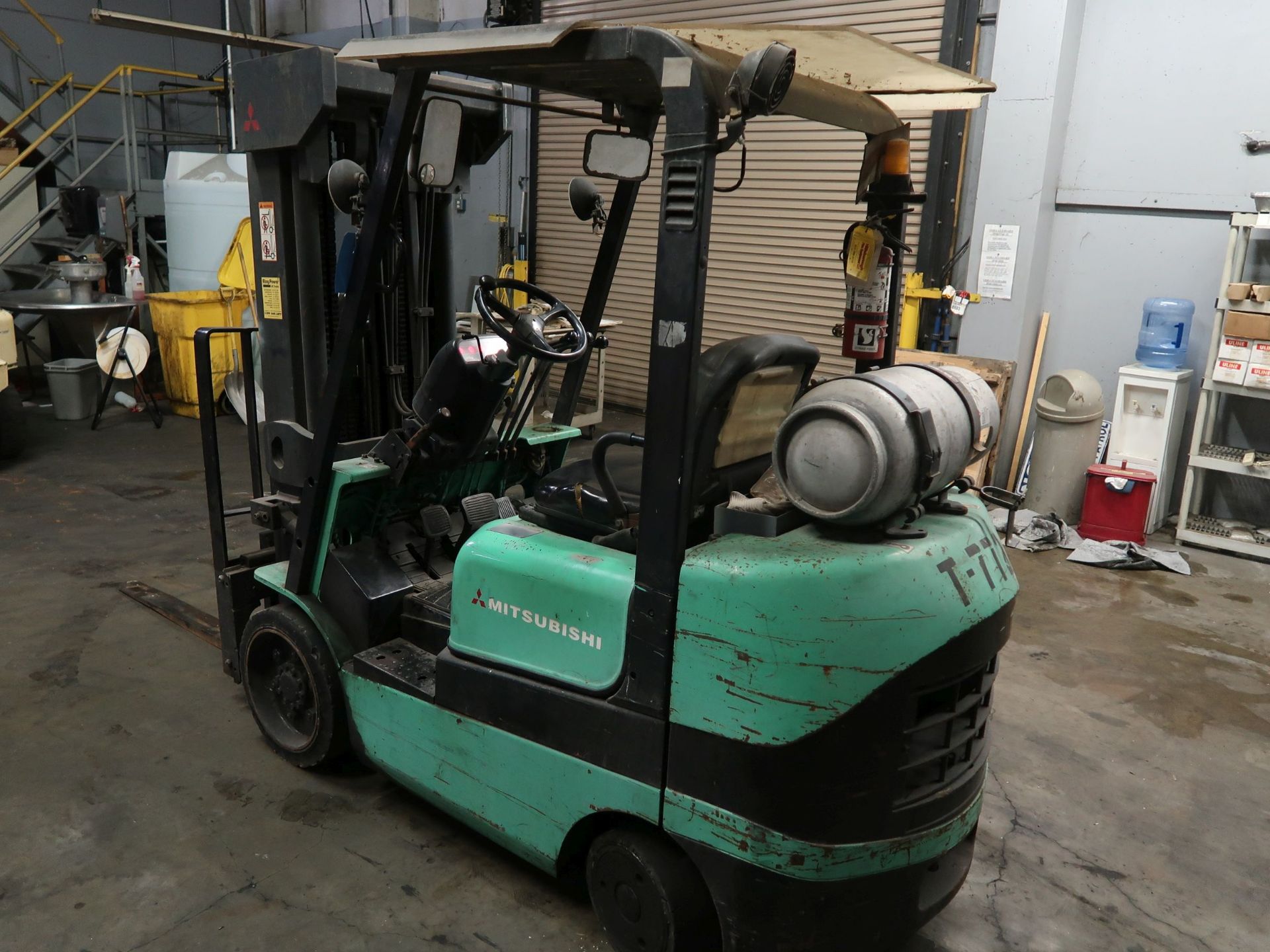 5,000 LB. MITSUBISHI MODEL FGC25K LP GAS SOLID TIRE LIFT TRUCK; S/N AF82E00369, 4-STAGE MAST, 81" - Image 7 of 11