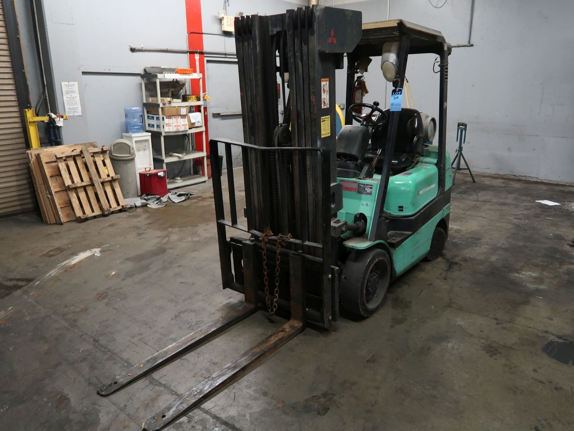 5,000 LB. MITSUBISHI MODEL FGC25K LP GAS SOLID TIRE LIFT TRUCK; S/N AF82E00369, 4-STAGE MAST, 81"