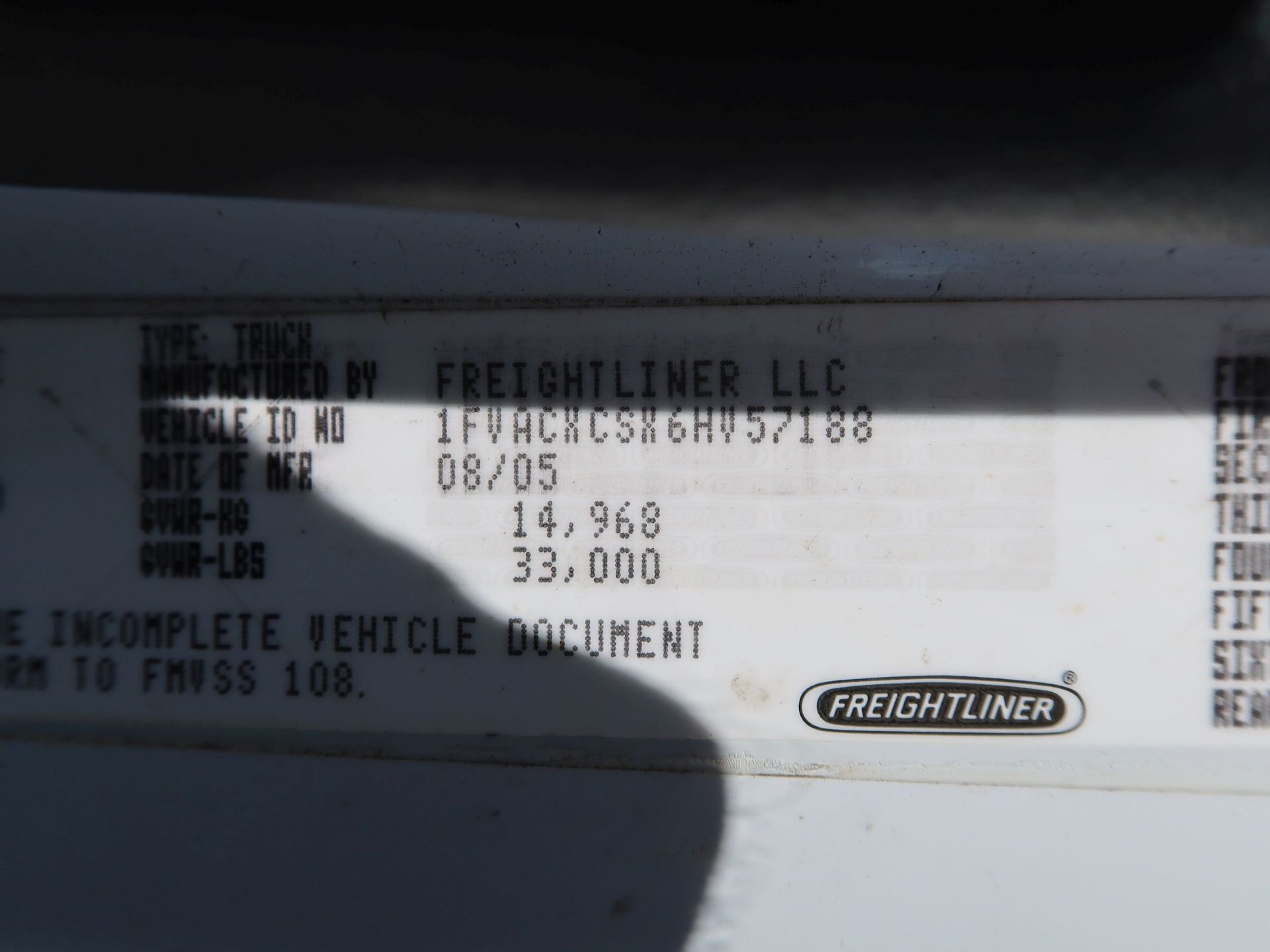 2005 FREIGHTLINER BUSINESS CLASS M2 GASOLINE POWERED TANDEM AXLE 25' BOX TRUCK; VIN # - Image 7 of 7