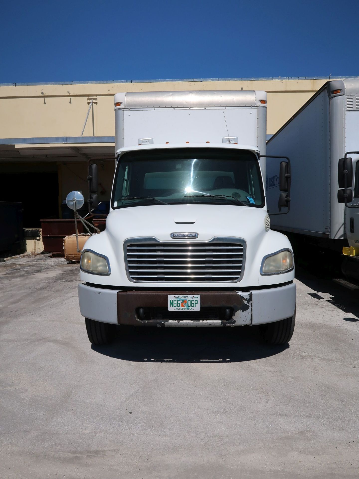 2007 FREIGHTLINER BUSINESS CLASS M2 GASOLINE POWERED TANDEM AXLE 25' BOX TRUCK; VIN # - Image 2 of 8