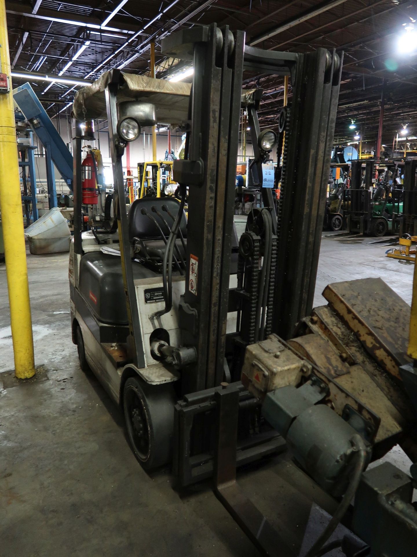 5,000 LB. TOW MOTOR MODEL TGC25 LP GAS SOLID TIRE LIFT TRUCK; S/N AXS2D00275, 3-STAGE MAST, 81" MAST - Image 2 of 6