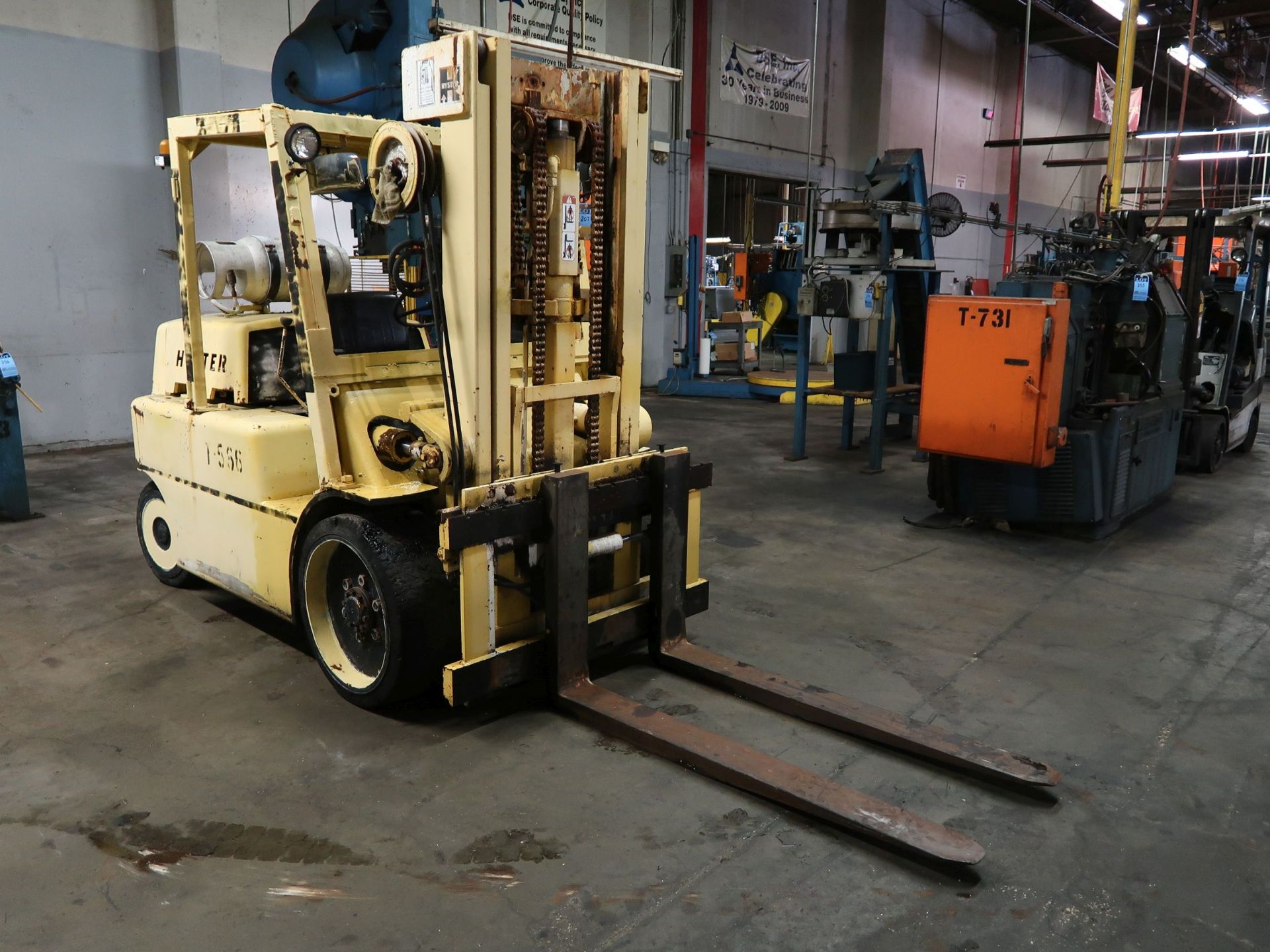 12,500 LB. HYSTER MODEL S125A LP GAS SOLID TIRE LIFT TRUCK; S/N A024D05055D, 2-STAGE MAST, 89" - Image 3 of 11
