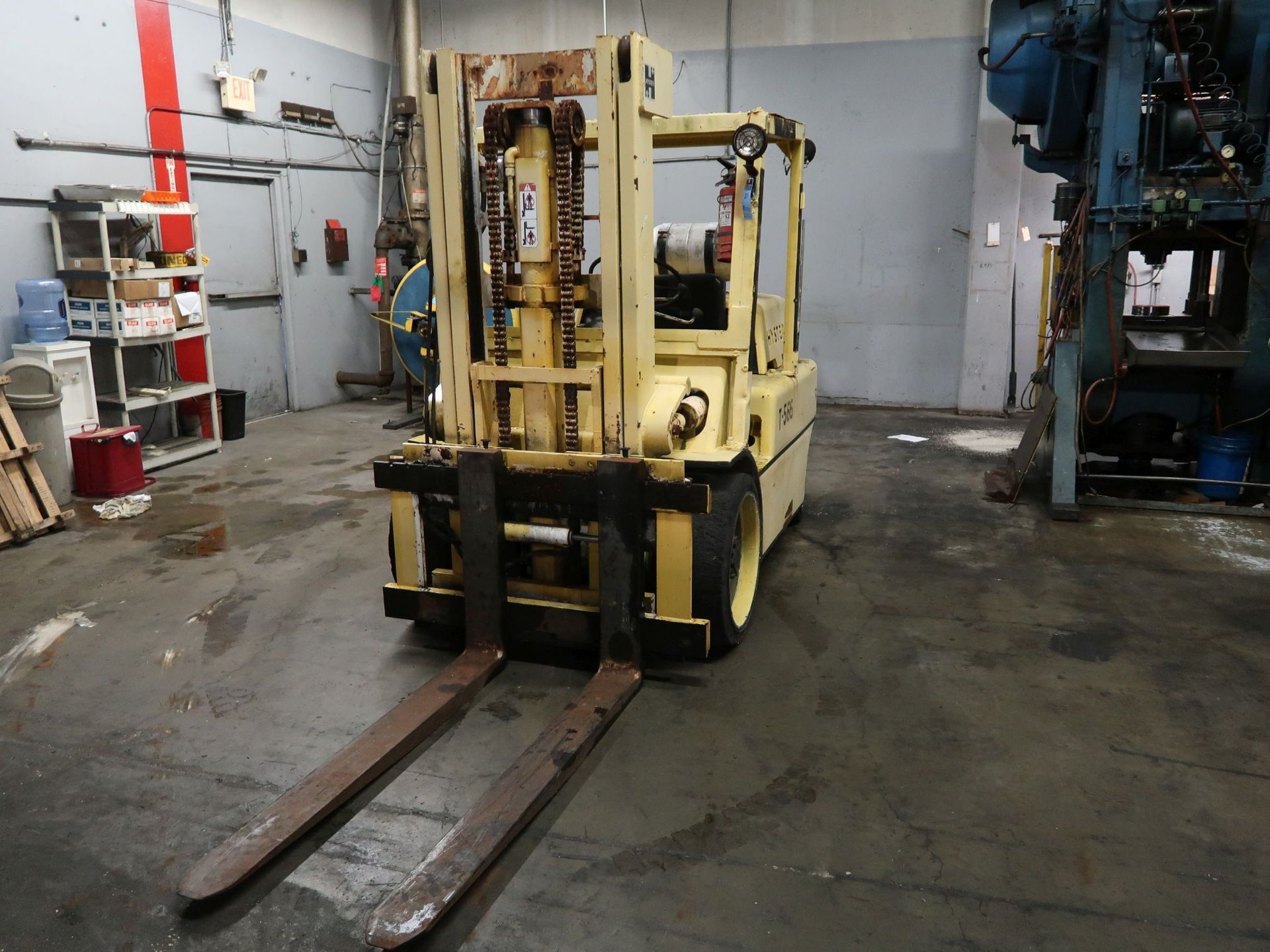 12,500 LB. HYSTER MODEL S125A LP GAS SOLID TIRE LIFT TRUCK; S/N A024D05055D, 2-STAGE MAST, 89"