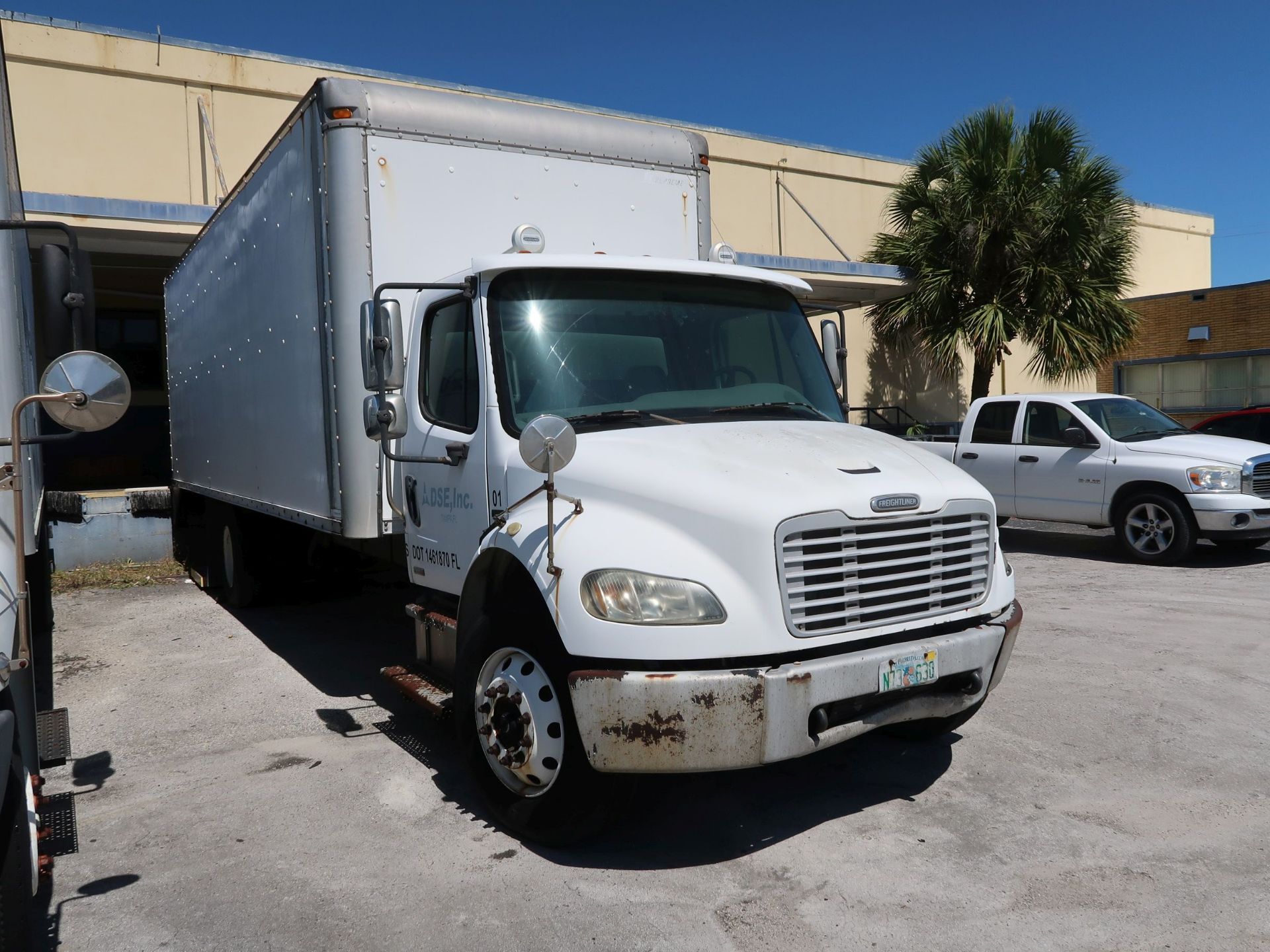 2005 FREIGHTLINER BUSINESS CLASS M2 GASOLINE POWERED TANDEM AXLE 25' BOX TRUCK; VIN # - Image 3 of 7