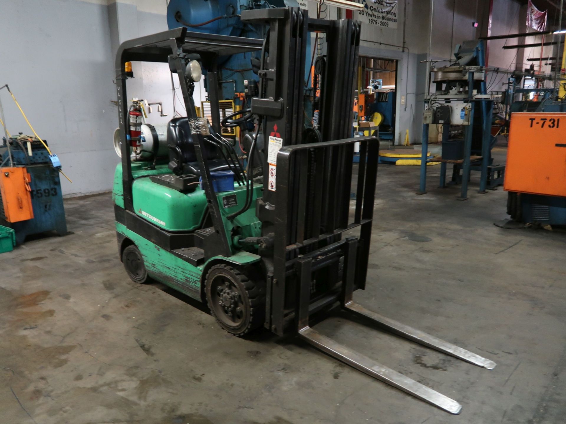 5,000 LB. MITSUBISHI MODEL FGC25K LP GAS SOLID TIRE LIFT TRUCK; S/N AF82090263, 3-STAGE MAST, 81" - Image 3 of 11