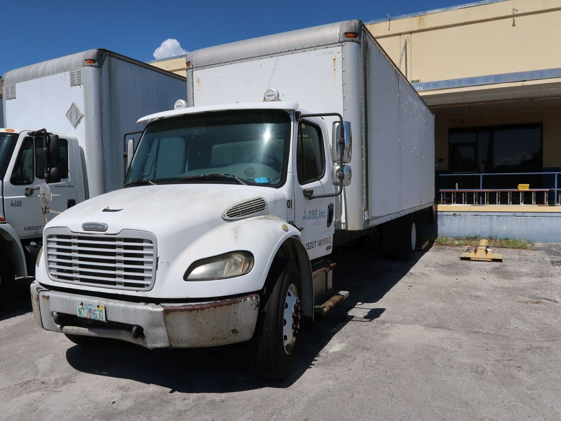 2005 FREIGHTLINER BUSINESS CLASS M2 GASOLINE POWERED TANDEM AXLE 25' BOX TRUCK; VIN #