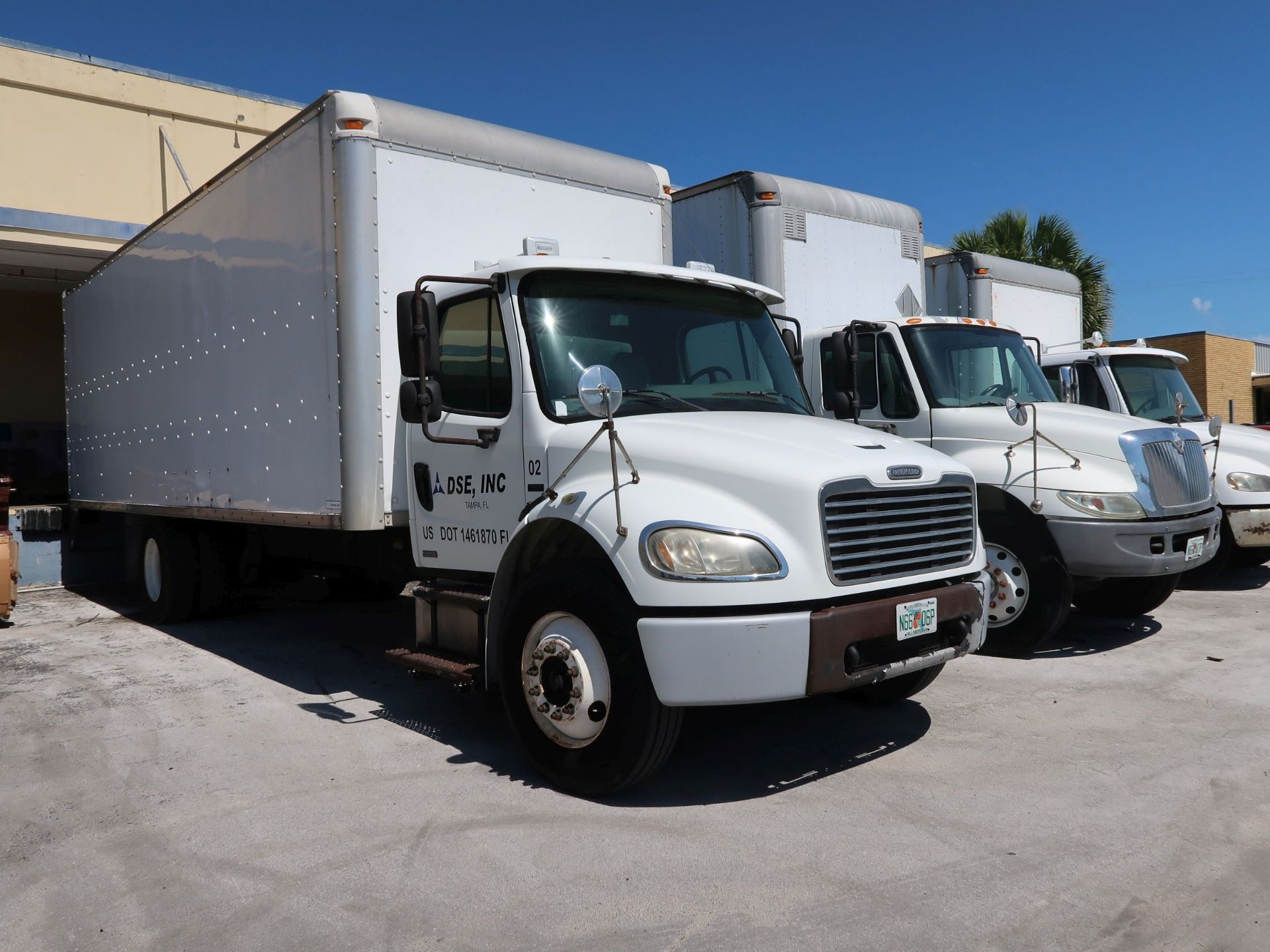 2007 FREIGHTLINER BUSINESS CLASS M2 GASOLINE POWERED TANDEM AXLE 25' BOX TRUCK; VIN # - Image 3 of 8