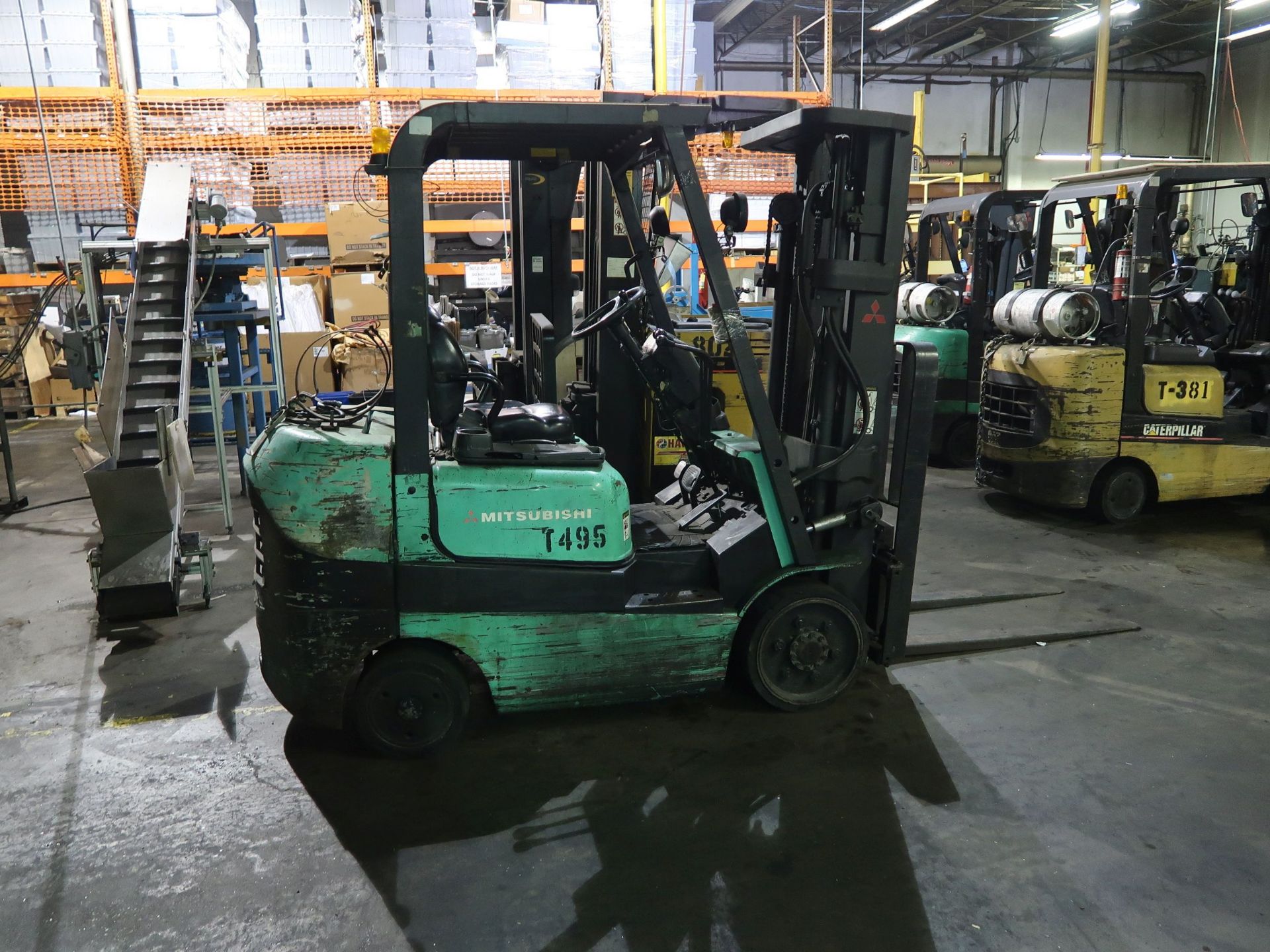 5,000 LB. MITSUBISHI MODEL FGC25K LP GAS SOLID TIRE LIFT TRUCK; S/N AF82C00354, 3-STAGE MAST, 81" - Image 4 of 8