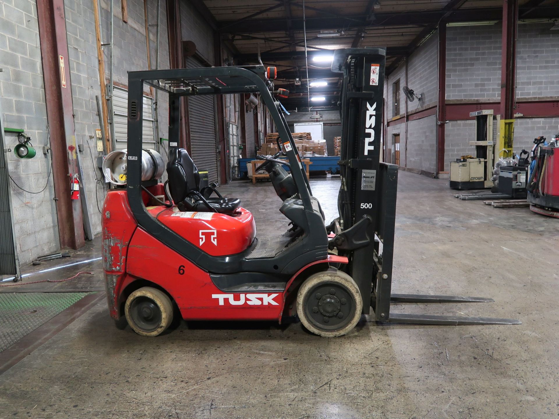 5,000 LB. TUSK MODEL 500CG-16 LP GAS SOLD TIRE LIFT TRUCK; S/N 211949A, 3-STAGE MAST, 84" MAST - Image 4 of 11