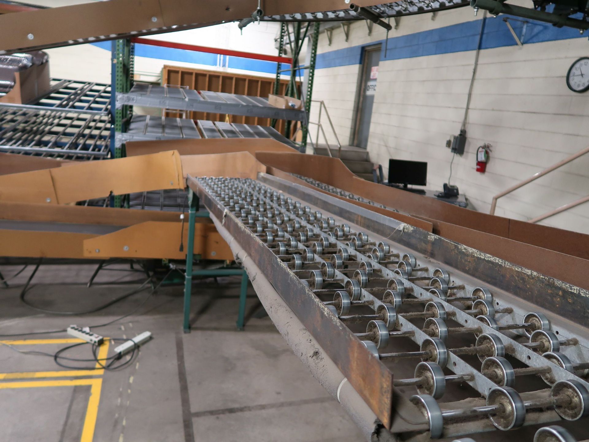 (LOT) CONVEYOR INCLUDING; (1) 36" X 120", (1) 18" X 120", (7) 16" X 120" ELECTRIC ROLLER - Image 3 of 5