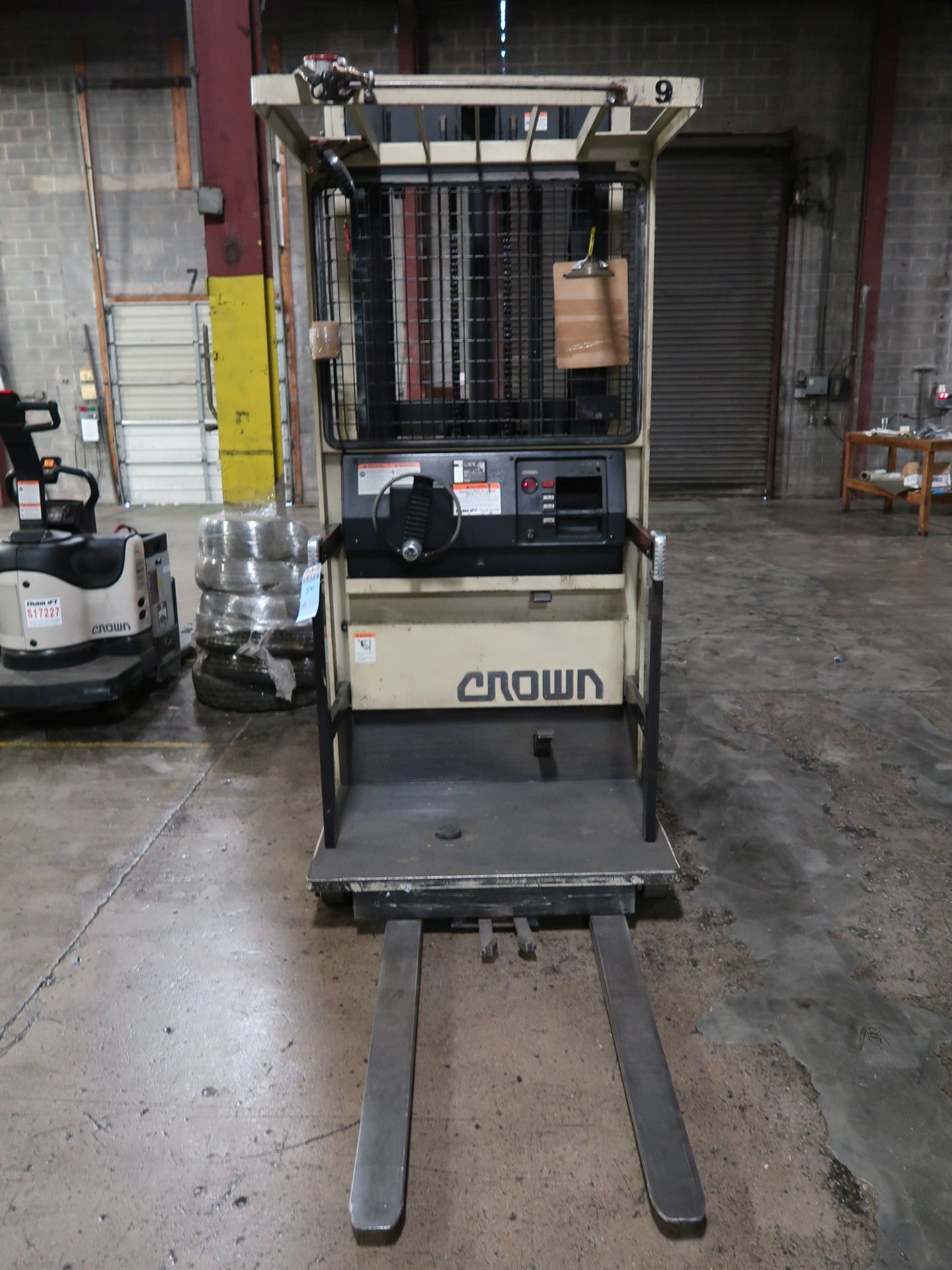 3,000 LB. CROWN MODEL SP36 ELECTRIC ORDER PICKER; S/N 1A232048, 210" LIFT HEIGHT, 7,265 HOURS, W/ - Image 2 of 10