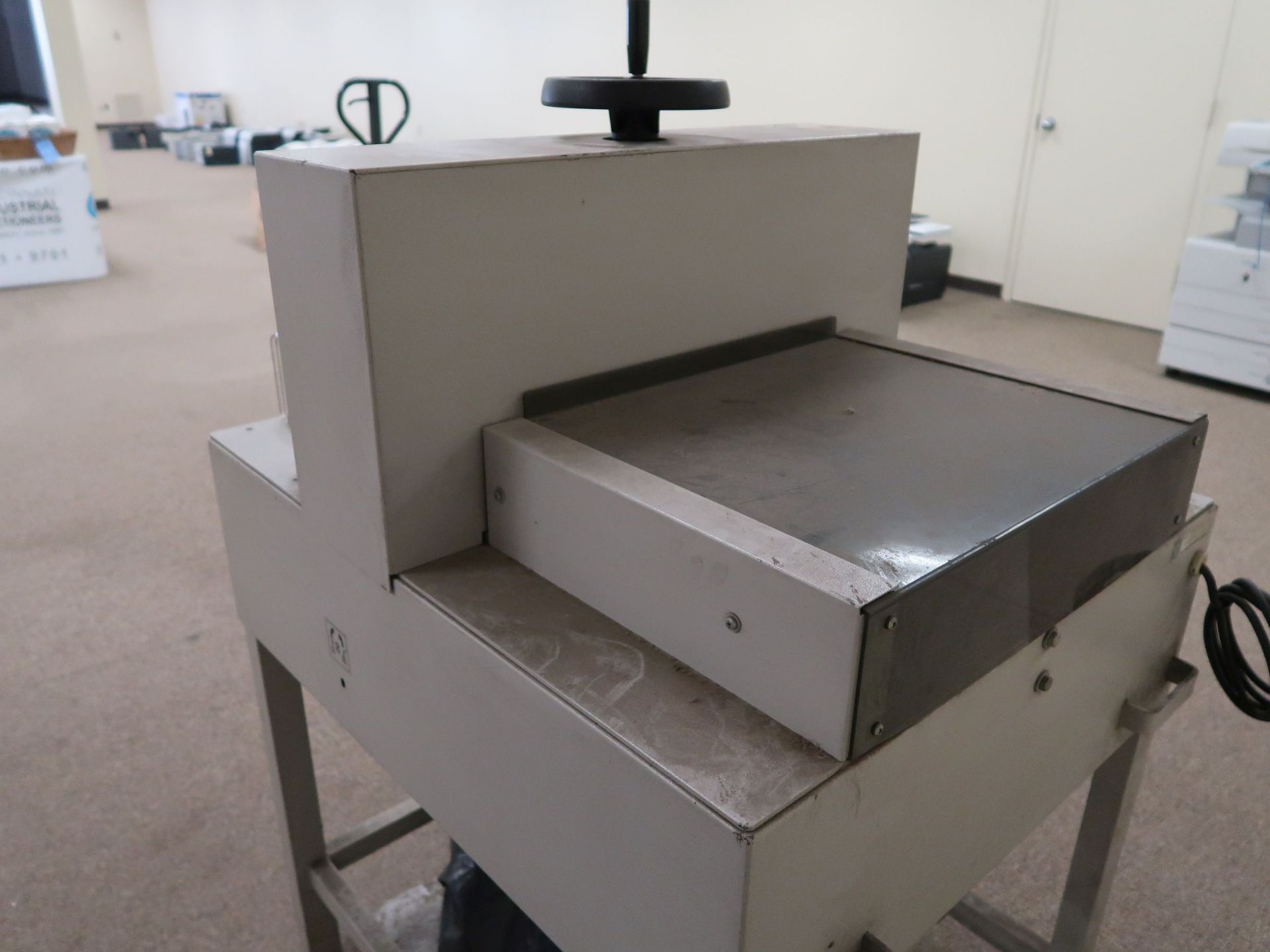 18" TRIUMPH MODEL 4810-95 PAPER CUTTER; S/N 1904199 (1997) - Image 2 of 4